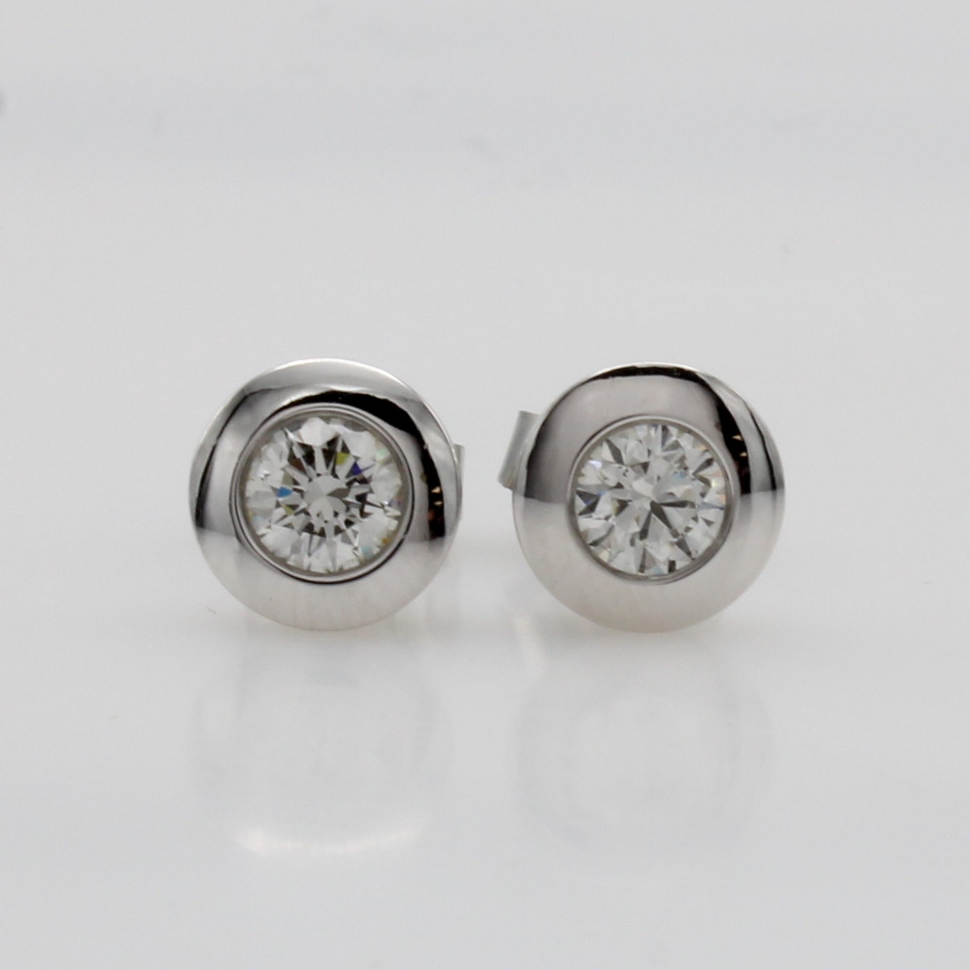 Image 27110921 - Paar Ohrstecker mit Brillanten, WG 750/000, 2 Brill. in Zargenfassung zus. ca. 0.70 ct ...