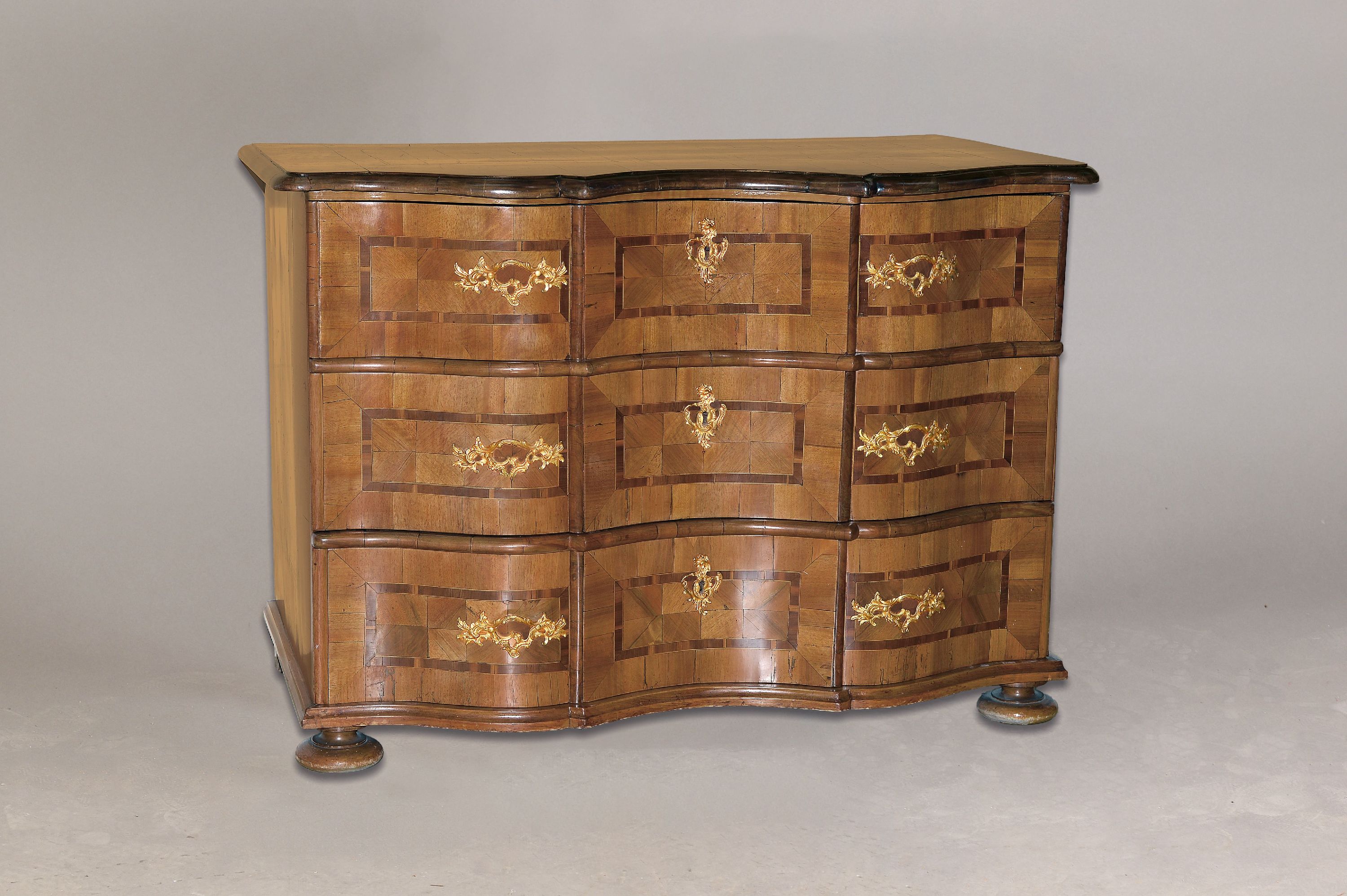 Image 27110991 - Barock-Kommode, süddeutsch, um 1740/50, Nussbaumfurnier, Bandelwerk, Platte mit ...