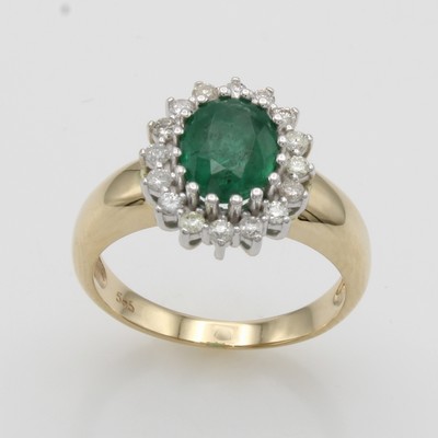 27110939a - Ring mit Smaragd und Brillanten, GG/WG 585/ 000, Smaragd ca. 9x7 mm, Brill. zus. ca. ...