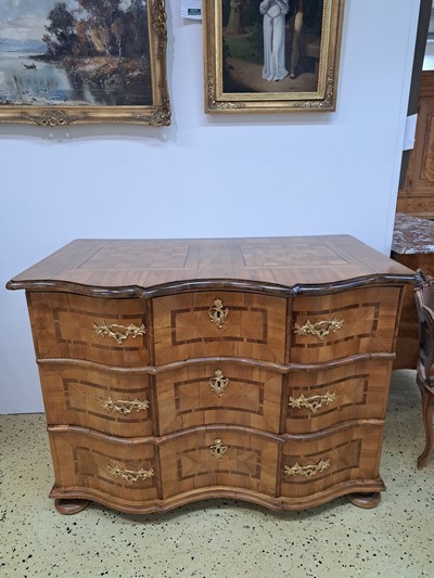 27110991a - Barock-Kommode, süddeutsch, um 1740/50, Nussbaumfurnier, Bandelwerk, Platte mit ...
