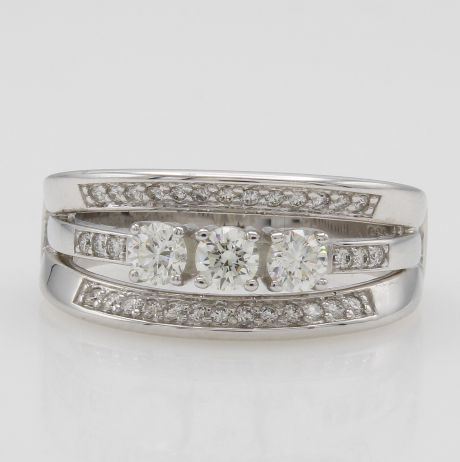 Image 27111000 - Ring mit Brillanten, WG 585/000, mittig 3 Brill. u. 32 Besatzbrill. zus. ca. 0.60 ct ...