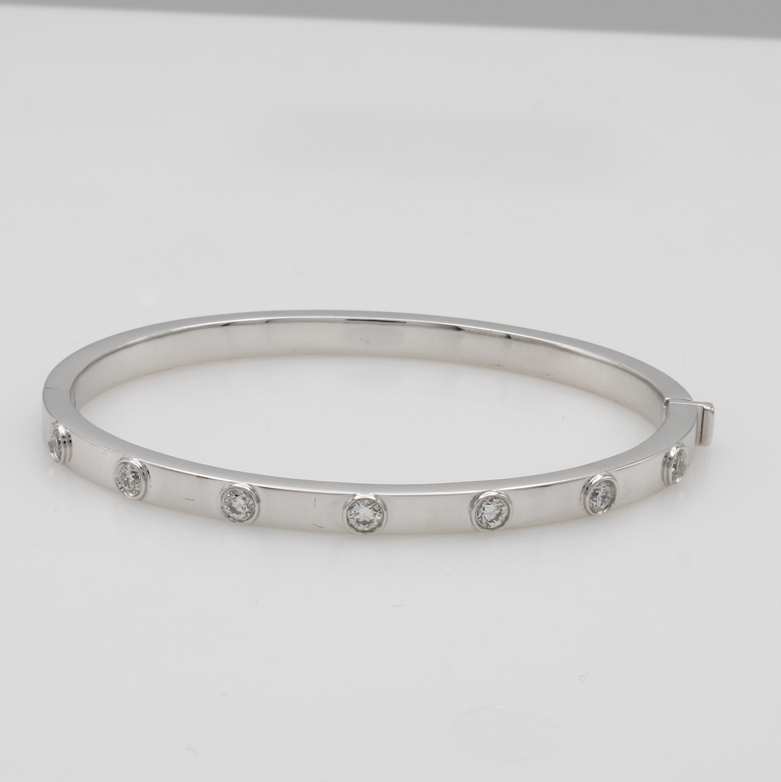 Image 27111017 - Armreif mit Brillanten, WG 585/000, 7 Brill. zus. ca. 1.0 ct Weiß/si, Kastenschl., M. ...