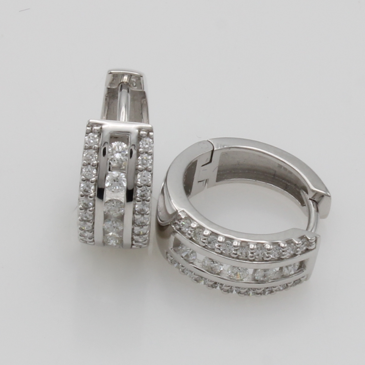Image 27111027 - Paar Klappcreolen mit Brillanten, WG 585/000, Brill. zus. ca. 0.50 ct Weiß/si ...