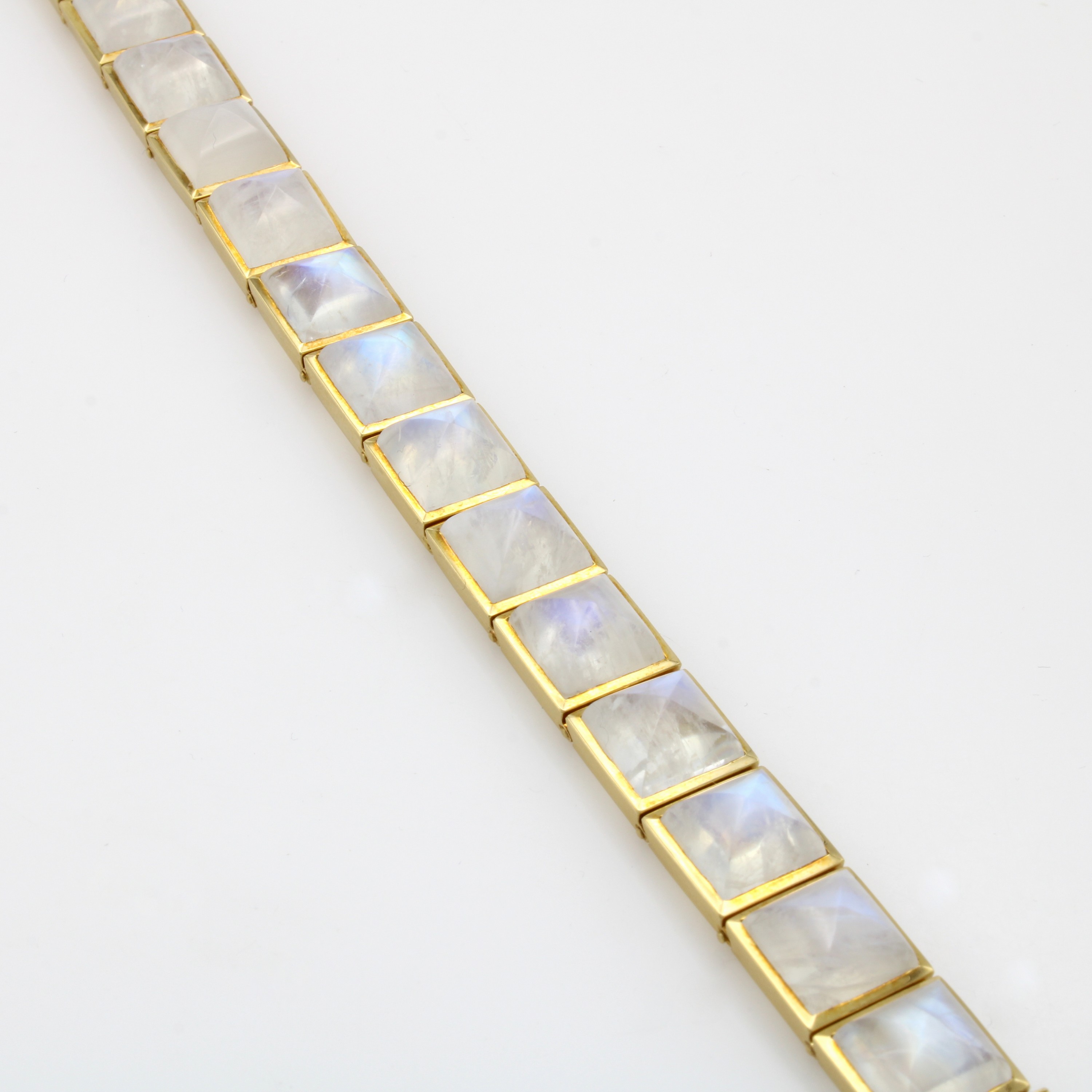 Image 27111034 - Armband mit Mondsteinen, GG 750/000, z.T. matt., pyramidenf. Mondsteincabochons zus. ...