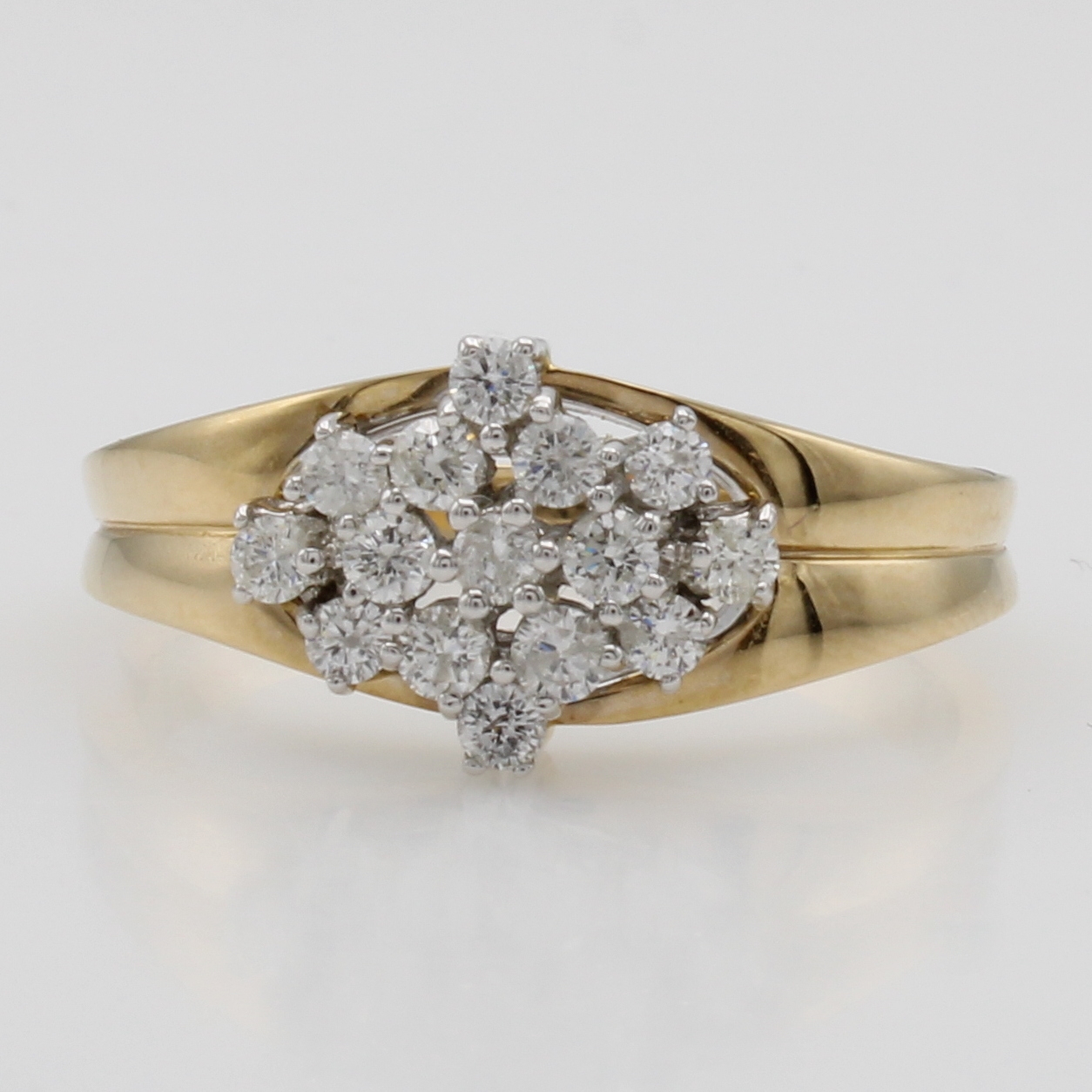 Image 27111074 - Ring mit Brillanten, GG 585/000, z.T. rhod., 15 Brill. zus. ca. 0.65 ct Weiß/p1, RW ca. ...