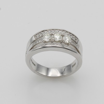 27111000a - Ring mit Brillanten, WG 585/000, mittig 3 Brill. u. 32 Besatzbrill. zus. ca. 0.60 ct ...