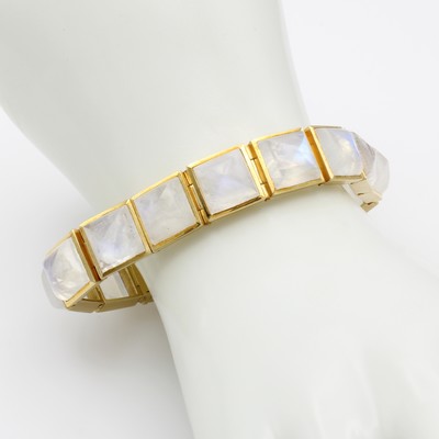 27111034a - Armband mit Mondsteinen, GG 750/000, z.T. matt., pyramidenf. Mondsteincabochons zus. ...