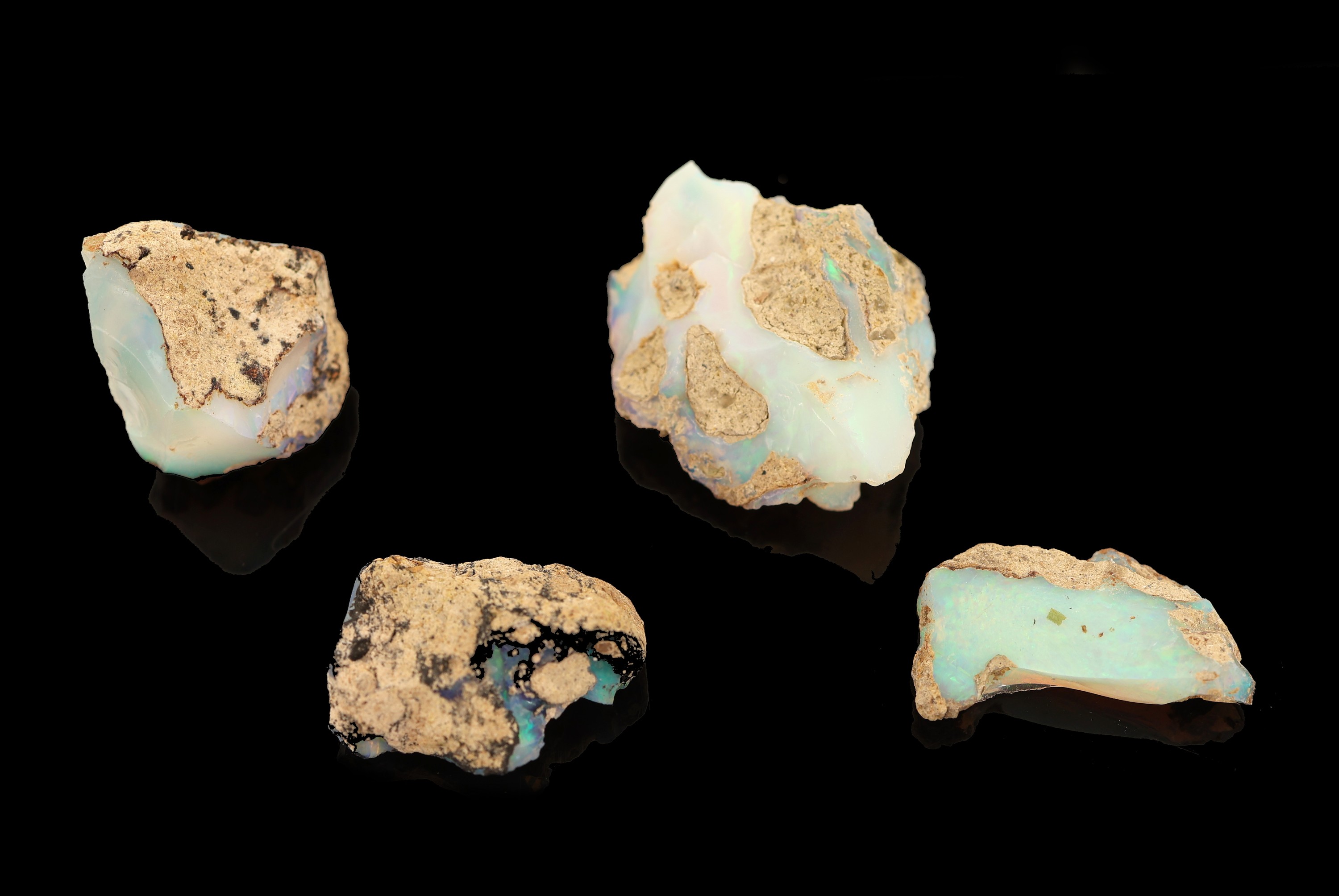 Detail b: Lot 4 lose Opal-Rohsteine, zus. ca. 29.25 ct, Äthiopien, versch. Größen, Formen und Farbspiele