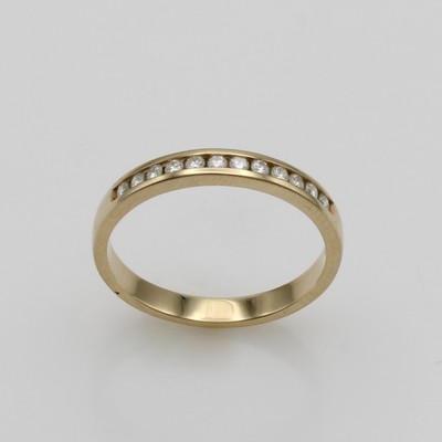 27111139a - Ring mit Brillanten, GG 585/000, 12 Brill. in Kanalfassung zus. ca. 0.30 ct Weiß/si, RW ...