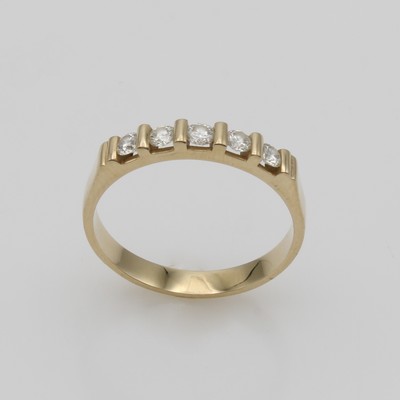 27111142a - Ring mit Brillanten, GG 585/000, 5 Brill. zus. ca. 0.50 ct l.get.Weiß/lupenrein, RW ca. ...