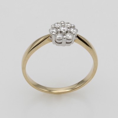 27111143a - Ring mit Brillanten, GG/WG 585/000, Ring- kopf in Blütenform bes. m. 7 Brill. zus. ca. ...