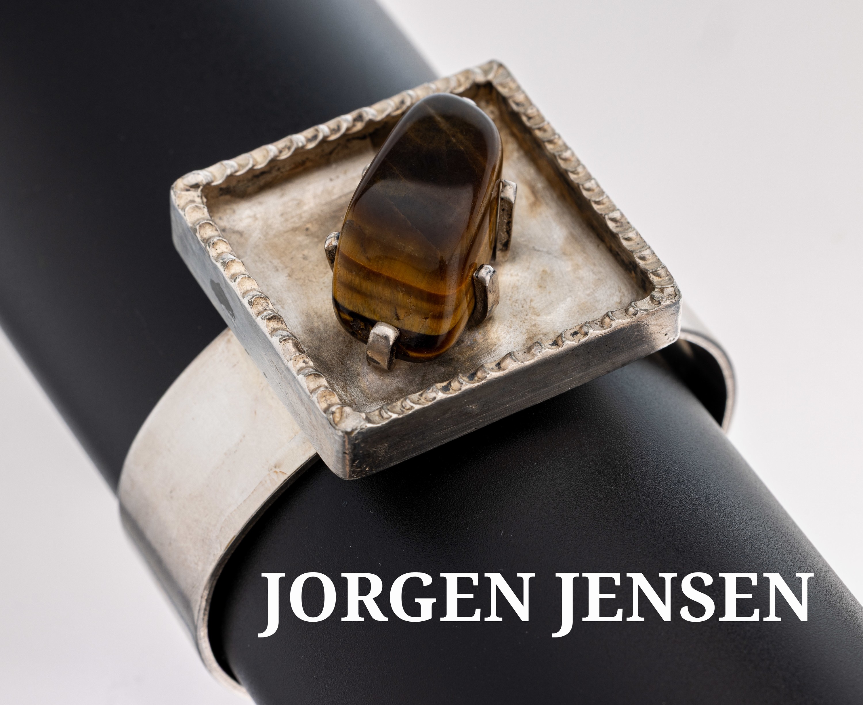 JORGEN JENSEN Tigerauge-Armreif, Dänemark, 1960er Jahre, 925er Silber, schlichter Reifmit gr. quadratischem Kopf, gefasster Tigerauge, D. ca. 6.5 x ...
