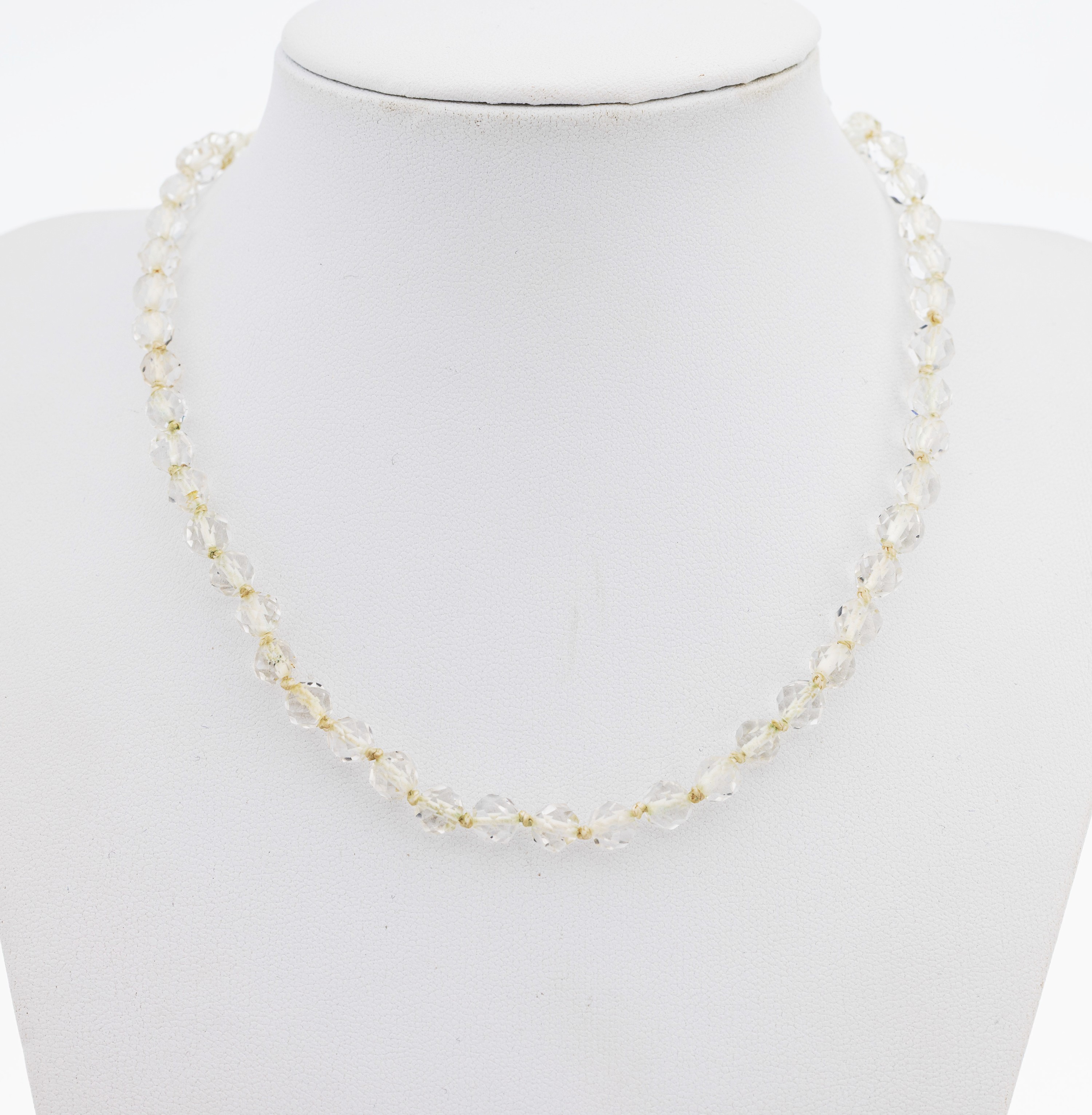 Detail a: Bergkristall-Collier mit 14 kt Gold Schließe, Idar-Oberstein, um 1900, facett. Bergkristallkugeln, L. ca. 120 cm, Steckschließe WG 585/000 sek.