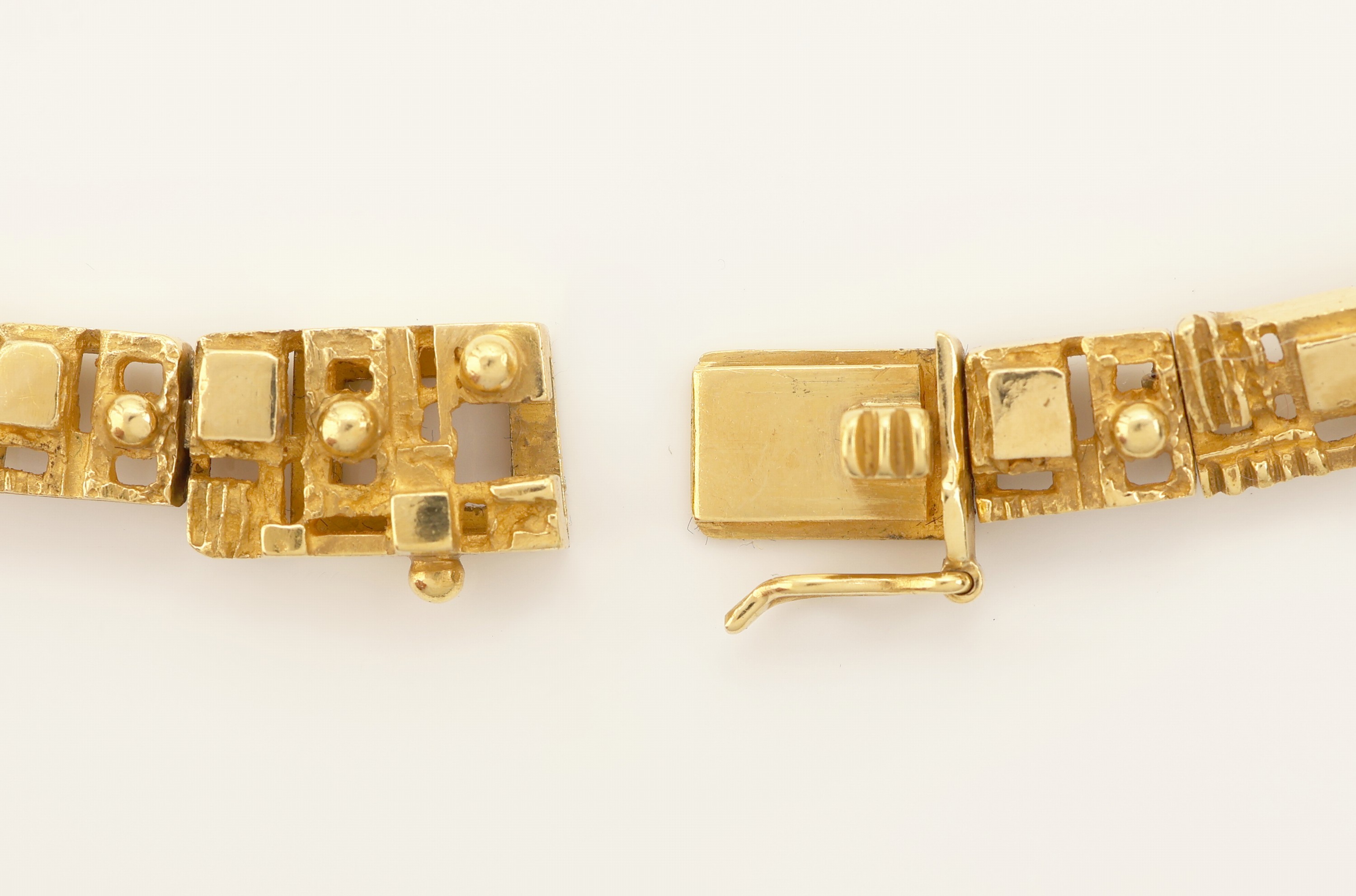 Detail b: 18 kt Gold Farbstein-Brillant-Collier, GG 750/000, abstrakt geometrisches Design, 43 rundfacett. Saphire, Rubine und Smaragde zus. ca. 1.20 ct, 18 ...