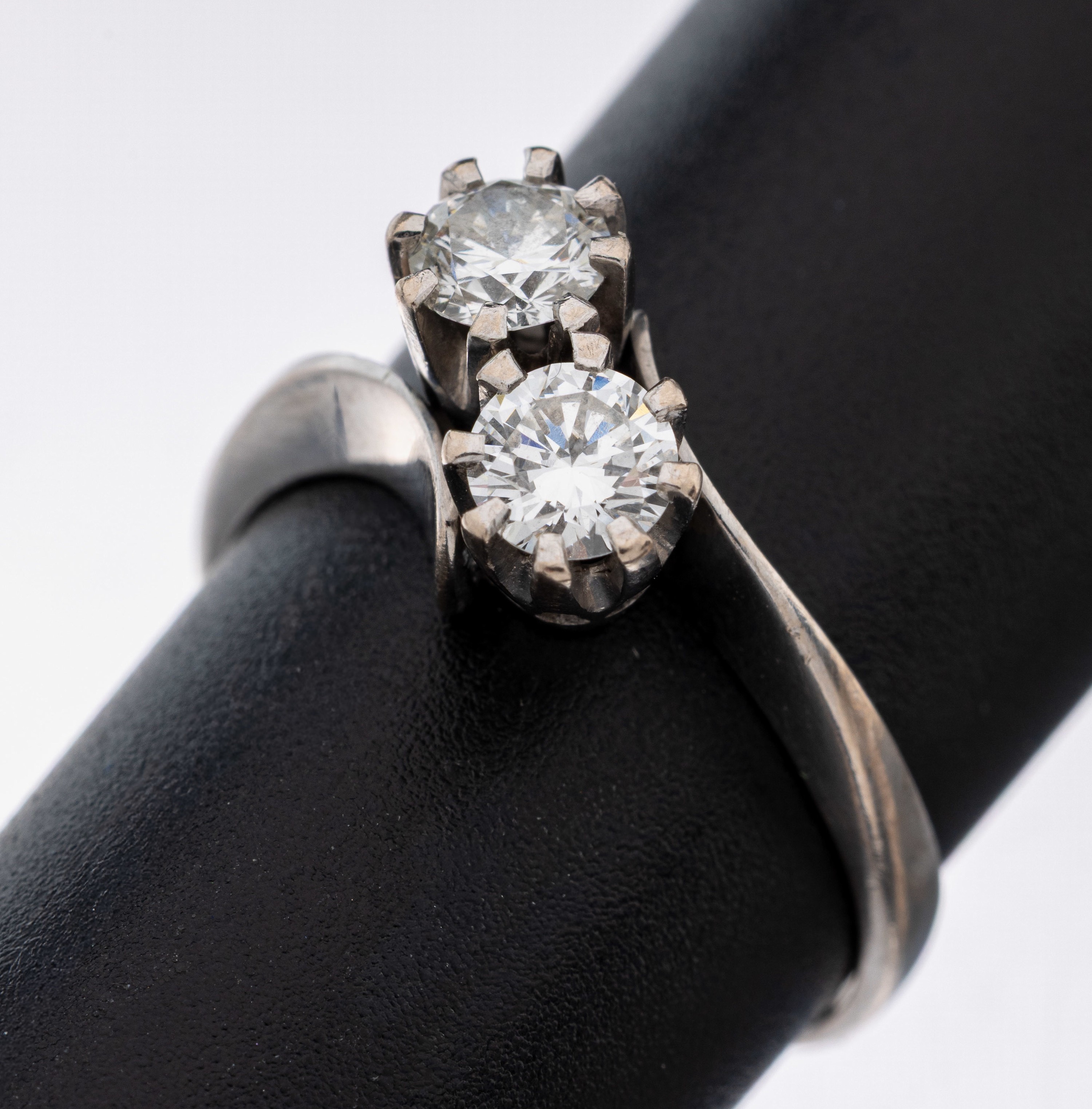 Image 27111694 - 18 kt Gold Brillant-Ring, WG 750/000, 2 Brillanten zus. ca. 0.74 ct feines Weiß- ...