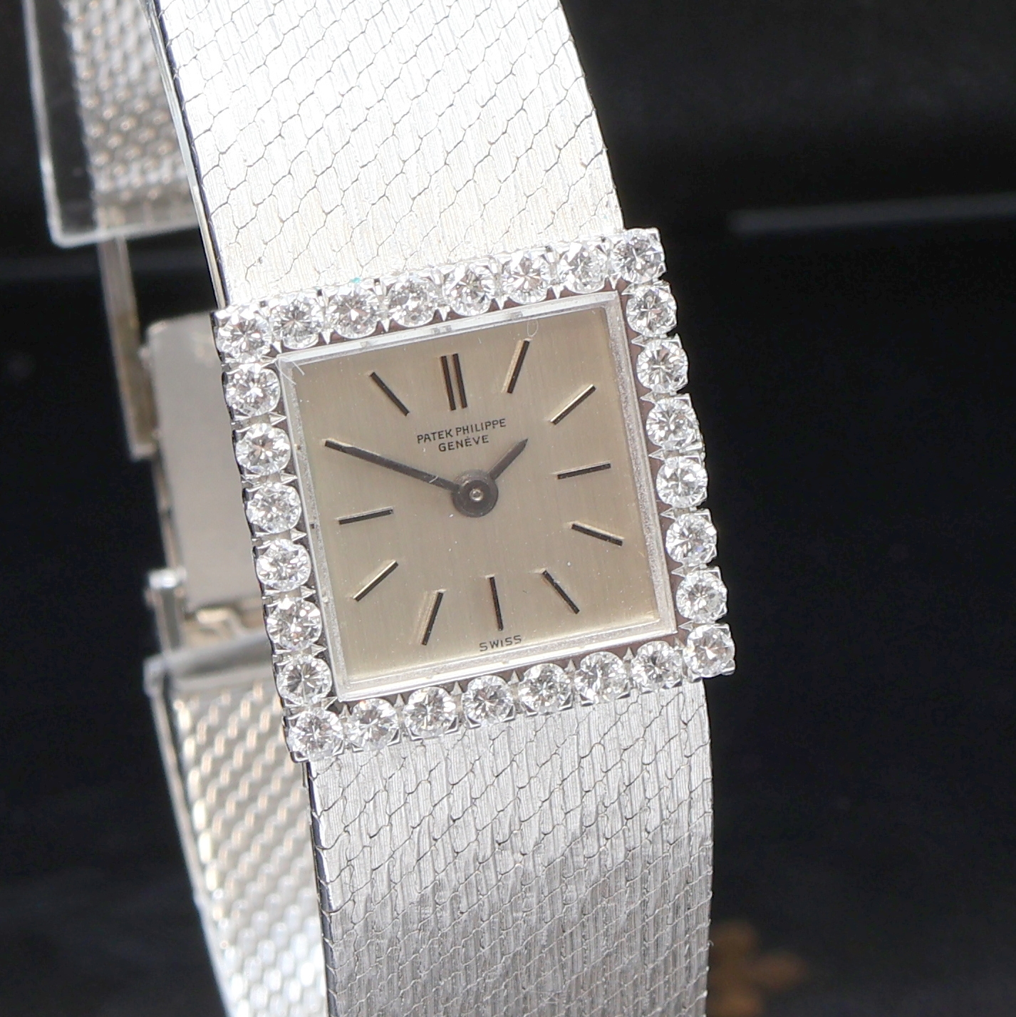 Detail a: PATEK PHILIPPE feine und seltene Damenarmbanduhr in WG 750/000 Referenz 3364 1, Handaufzug, Schweiz um 1967, 2-teil. Geh., Milanaiseband, Lünette ...