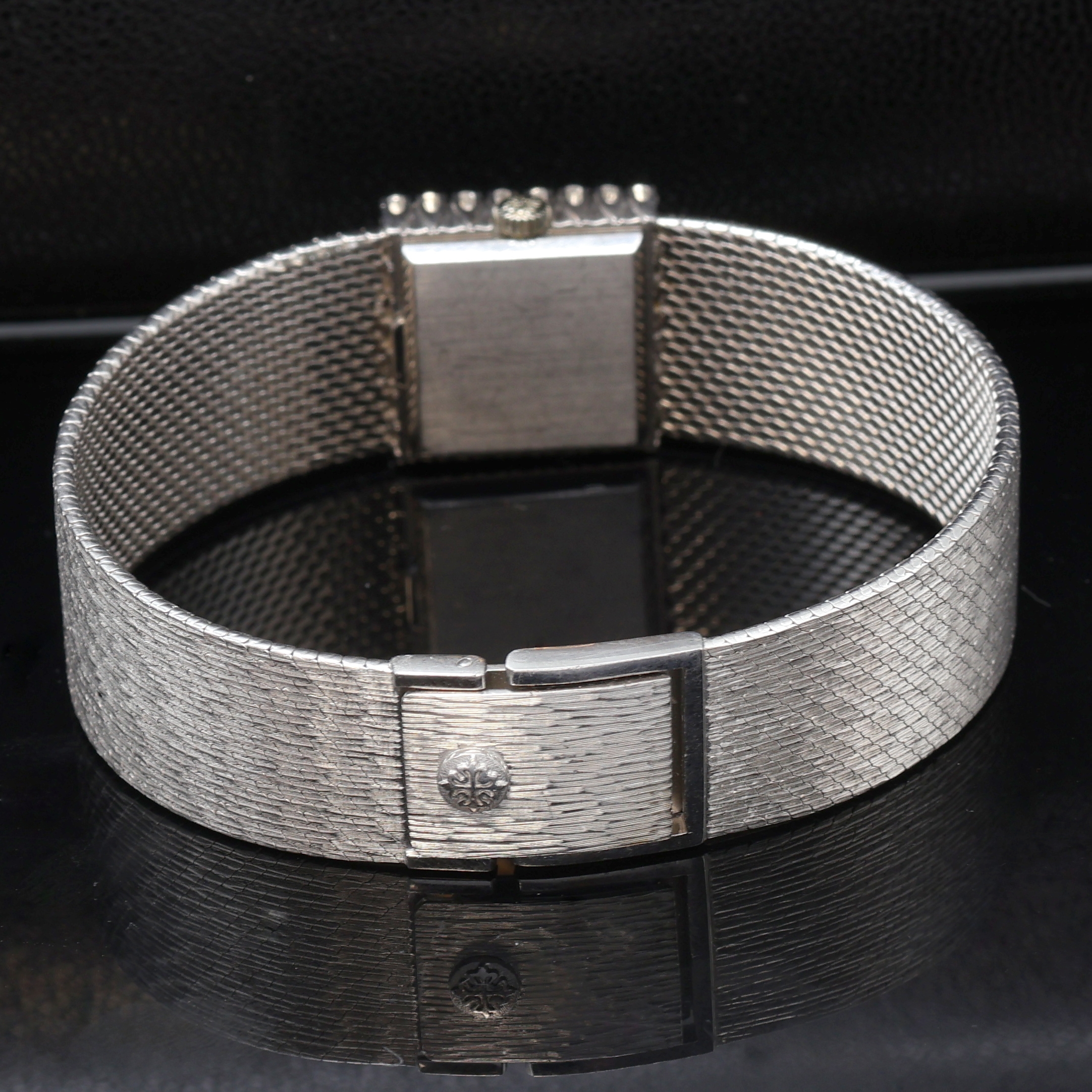 Detail c: PATEK PHILIPPE feine und seltene Damenarmbanduhr in WG 750/000 Referenz 3364 1, Handaufzug, Schweiz um 1967, 2-teil. Geh., Milanaiseband, Lünette ...