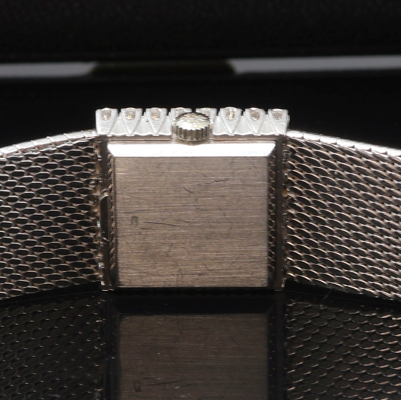 Detail e: PATEK PHILIPPE feine und seltene Damenarmbanduhr in WG 750/000 Referenz 3364 1, Handaufzug, Schweiz um 1967, 2-teil. Geh., Milanaiseband, Lünette ...