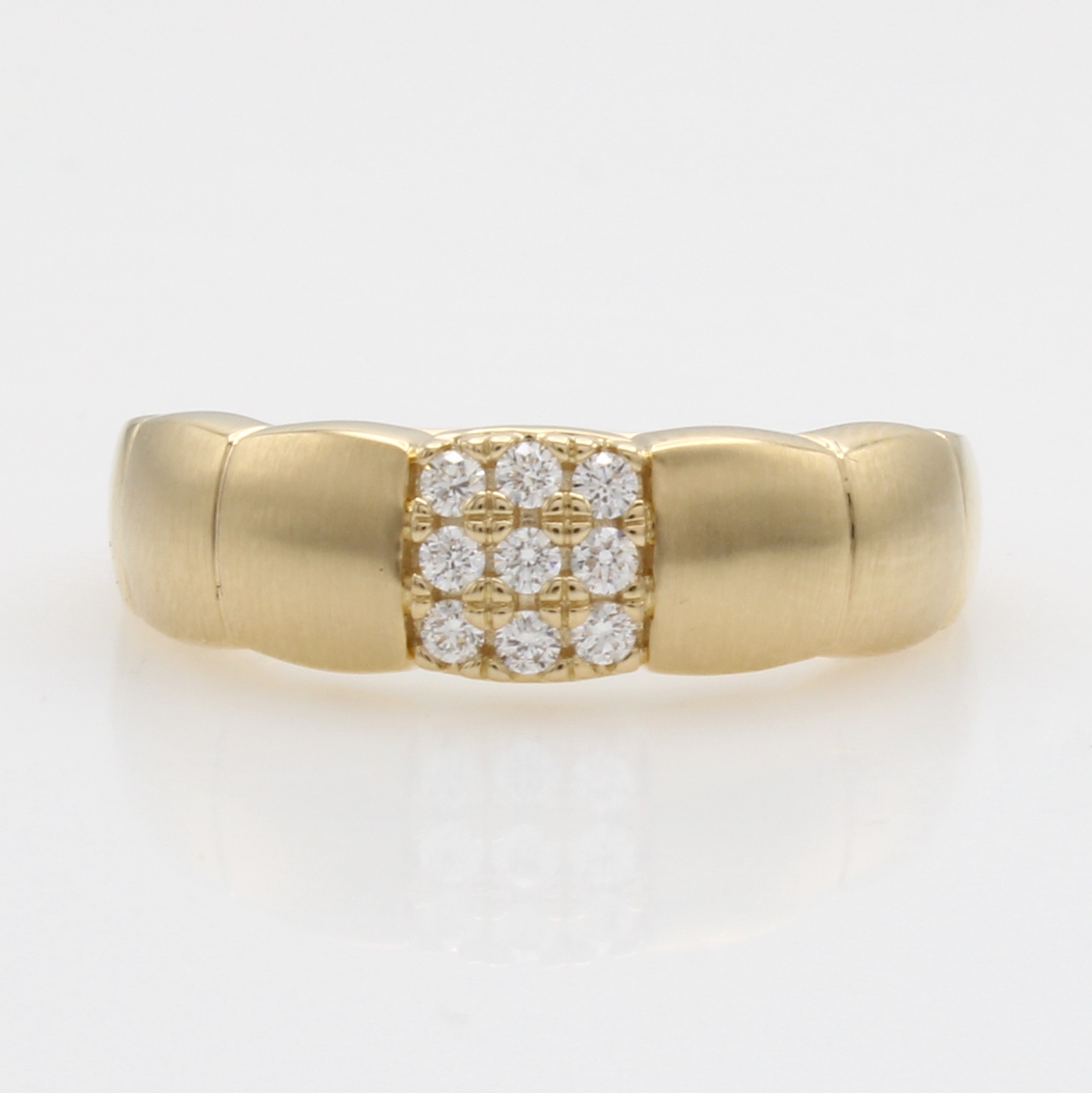Image 27111961 - Ring mit Brillanten, GG 585/000, z.T. matt. u. gerieft, 9 Brill. im Rechteck gef. zus. ...
