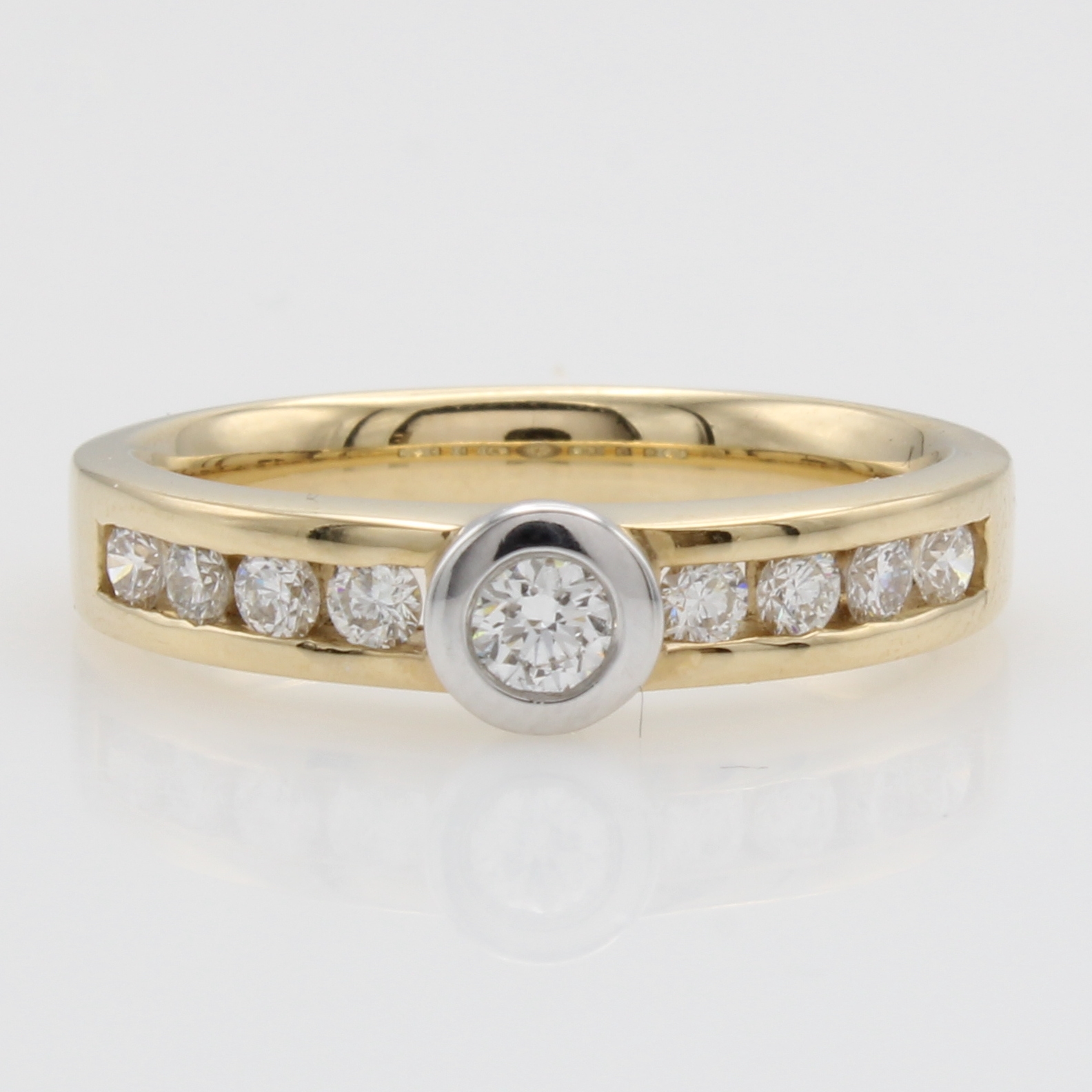 Image 27111964 - Ring mit Brillanten, GG 585/000, z.T. rhod.,1 Brill. mittig gef. u. 8 Besatzbrill. in ...