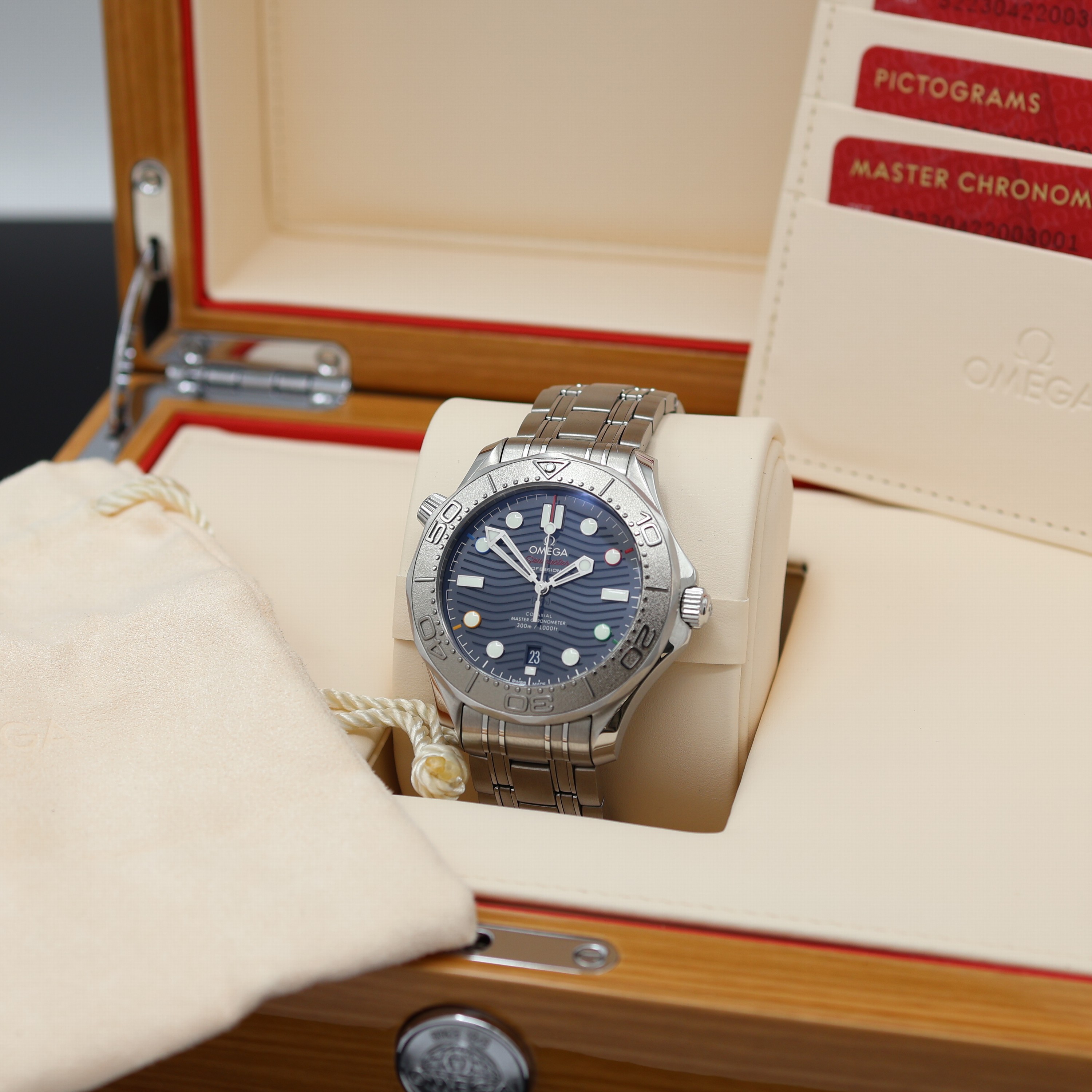 Detail e: OMEGA Seamaster Herrenarmbanduhr Referenz 522.30.42.20.03.001, Schweiz verk. lt. beil. Pap. 02/2022, Automatik, Edelstahlgeh. inkl. orig. Gliederband ...