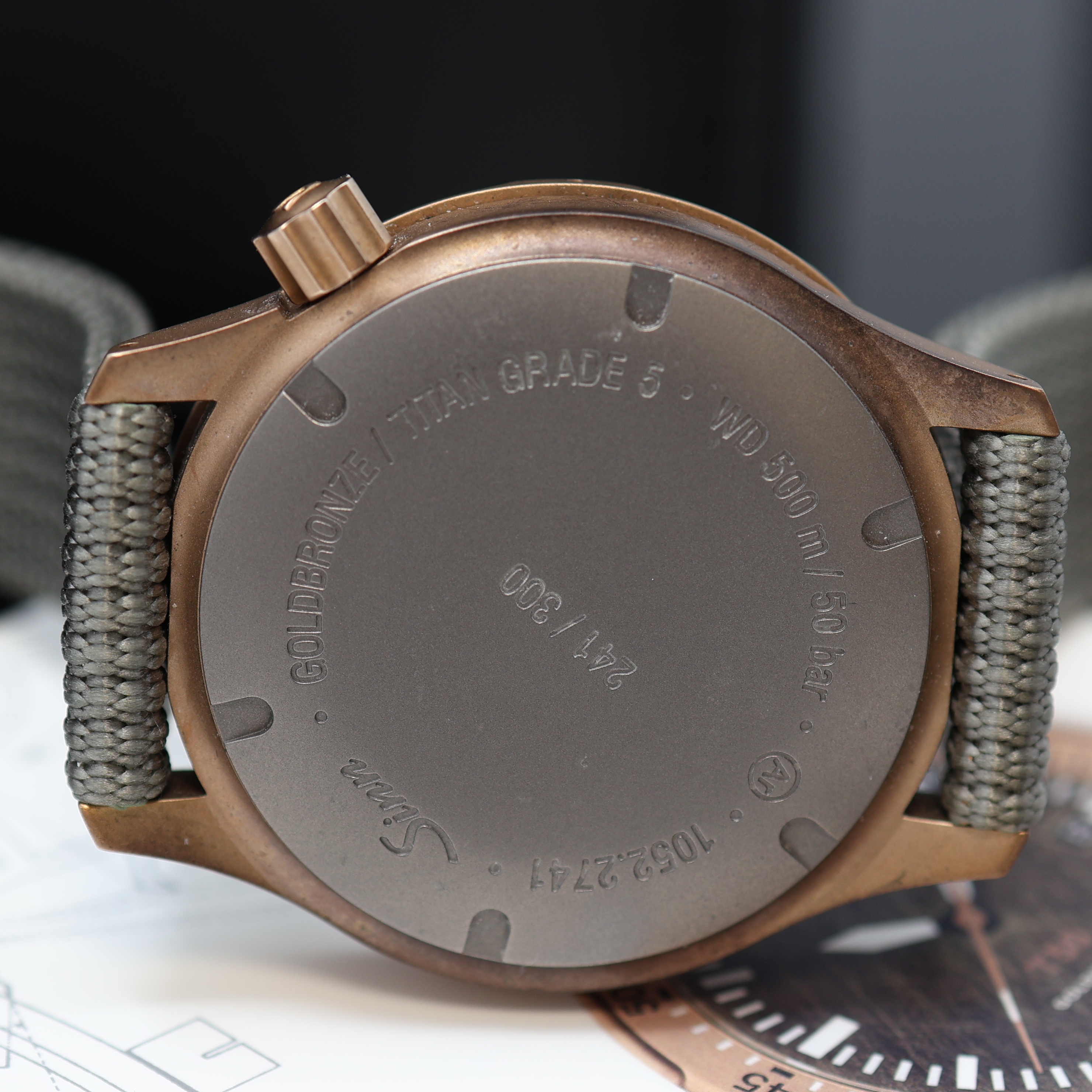 Detail d: SINN T50 auf 300 Stück limitierte Herrenarmbanduhr Referenz 1052, Deutschland verk. lt. beil. Pap. 10/2023, Automatik, Geh. in Goldbronze inkl. ...