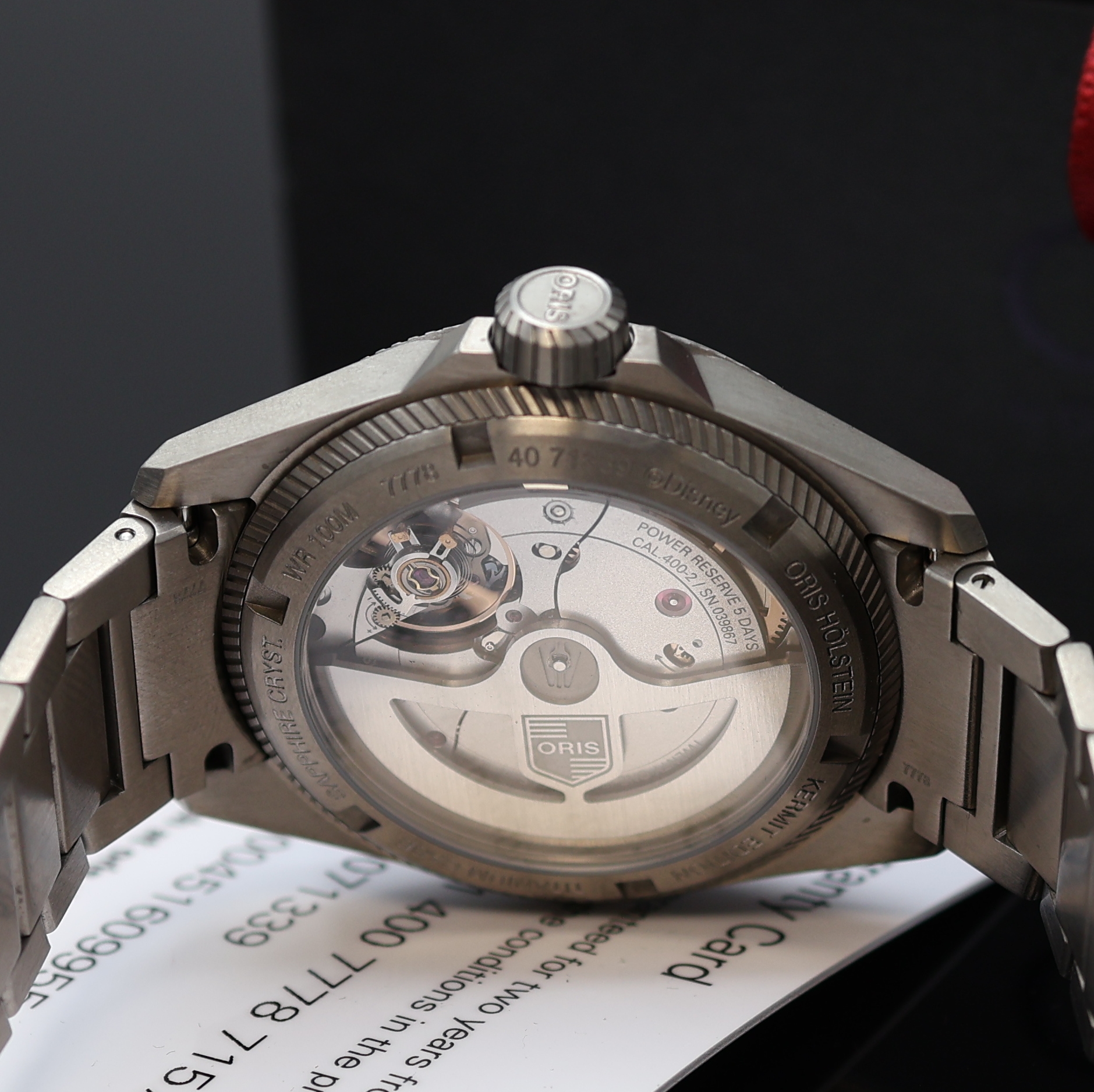Detail d: ORIS Pro Pilot X Kermit Edition Armbanduhr Referenz 01 400 7778 7157, Automatik, Schweiz um 2022, beids. vergl. Titangeh. inkl. Gliederband m. ...