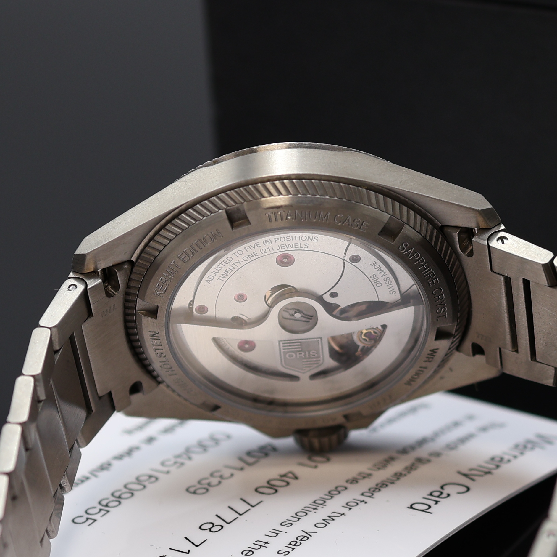 Detail e: ORIS Pro Pilot X Kermit Edition Armbanduhr Referenz 01 400 7778 7157, Automatik, Schweiz um 2022, beids. vergl. Titangeh. inkl. Gliederband m. ...