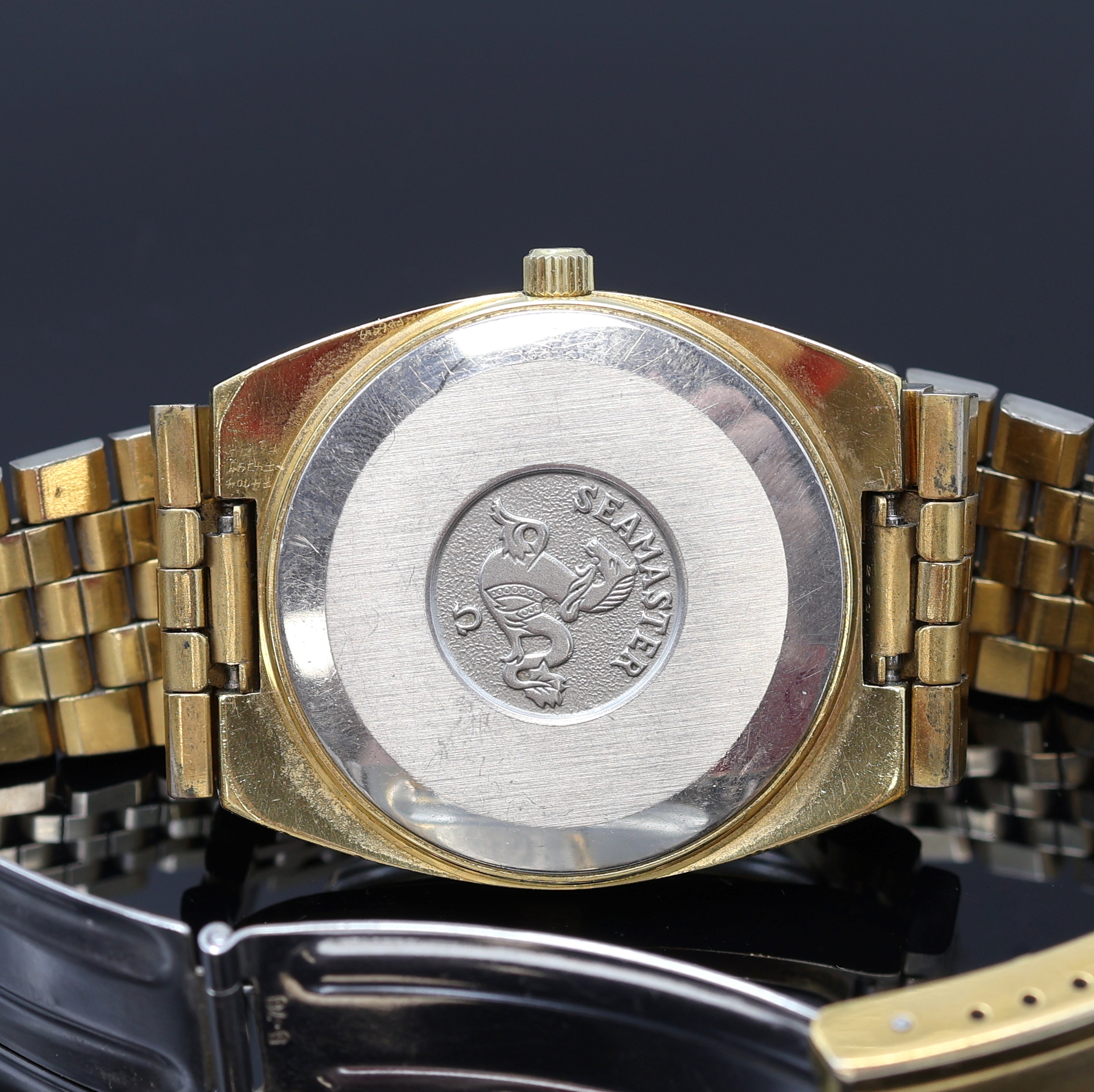 Detail d: OMEGA Seamaster vergoldete Armbanduhr Referenz 196.0083/396.0852, Schweiz um 1980, quarz, Boden m. Seamaster-Logo aufgedr., verg. Omega-Band m. ...