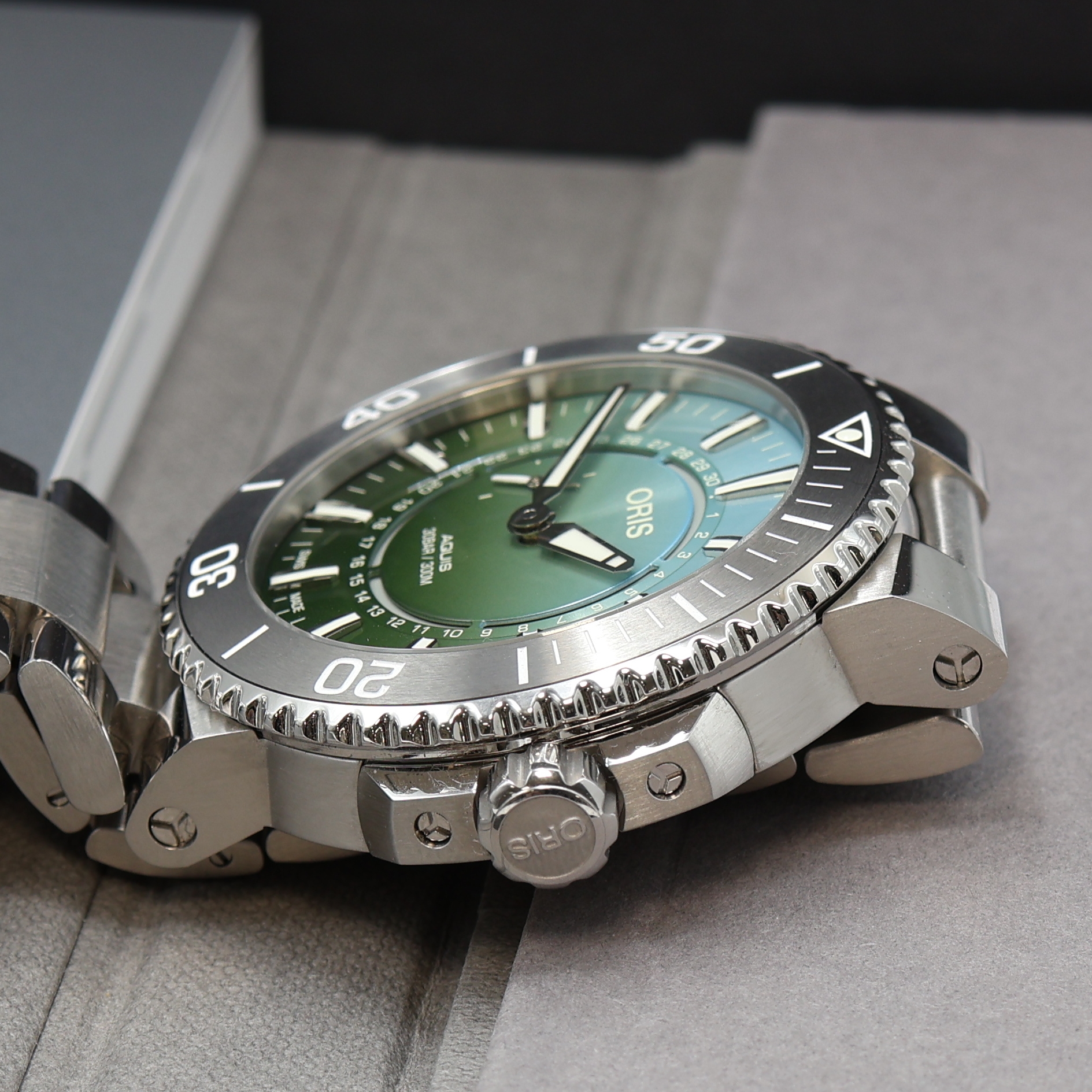 Detail c: ORIS Aquis "DAT WATT" auf 2009 Stück limitierte Herrenarmbanduhr Referenz 01 743 7734 4197, Automatik, Schweiz um 2022, Edelstahlgeh. ...