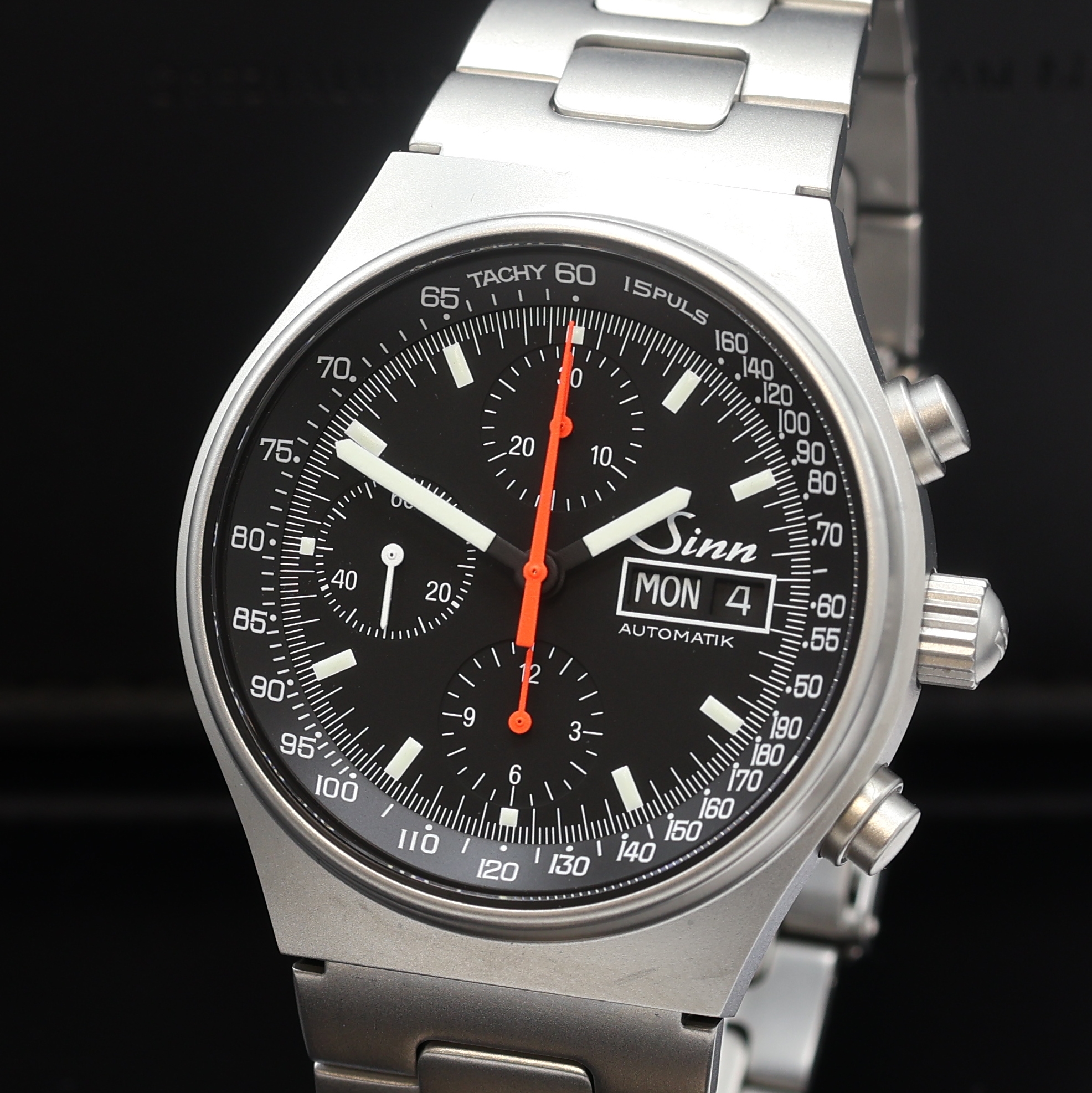 Detail a: SINN Armbandchronograph Referenz 144, Automatik, beids. vergl. Edelstahlgeh. inkl. orig. Gliederband m. Faltschl. und Tauchverlängerung, Boden u. ...