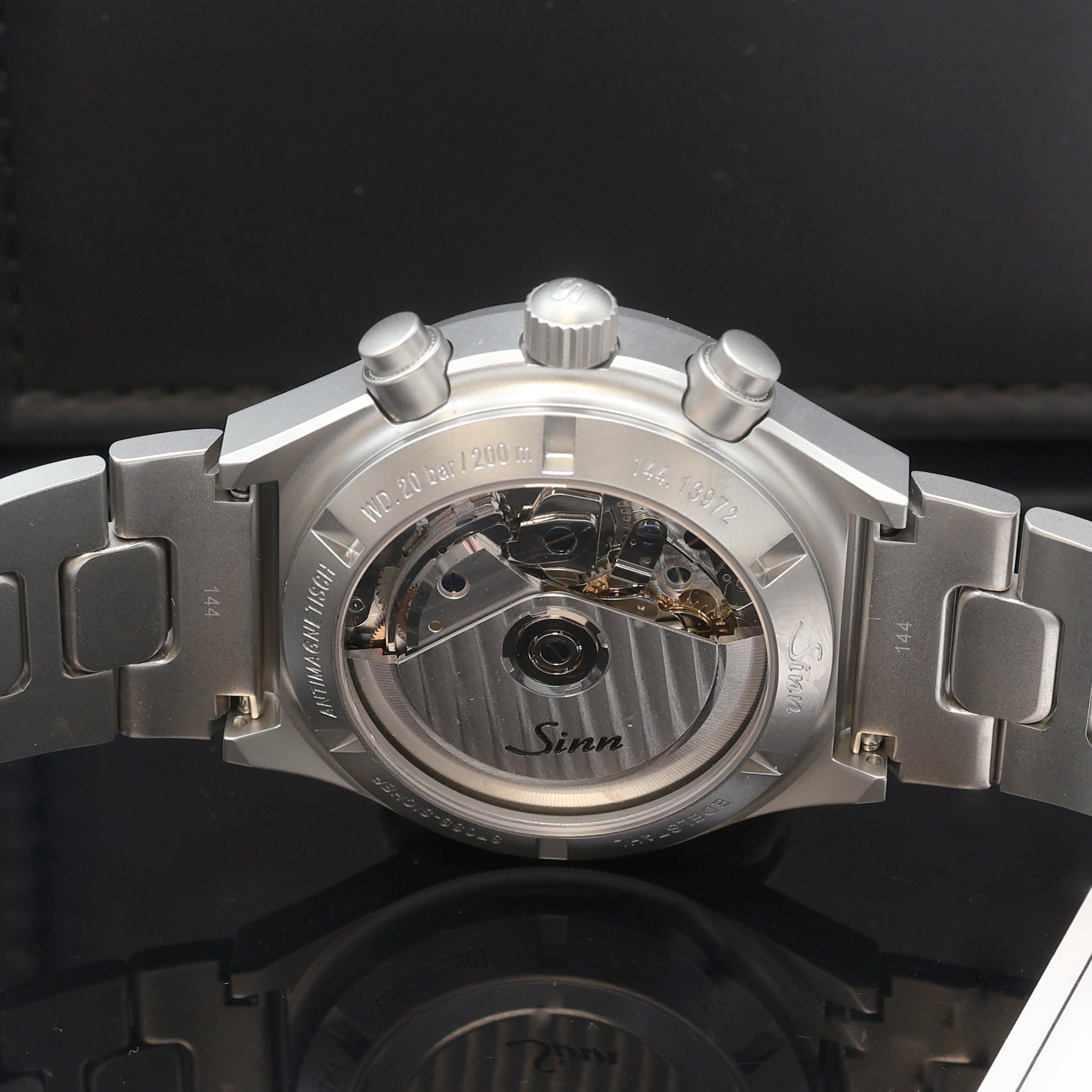 Detail d: SINN Armbandchronograph Referenz 144, Automatik, beids. vergl. Edelstahlgeh. inkl. orig. Gliederband m. Faltschl. und Tauchverlängerung, Boden u. ...