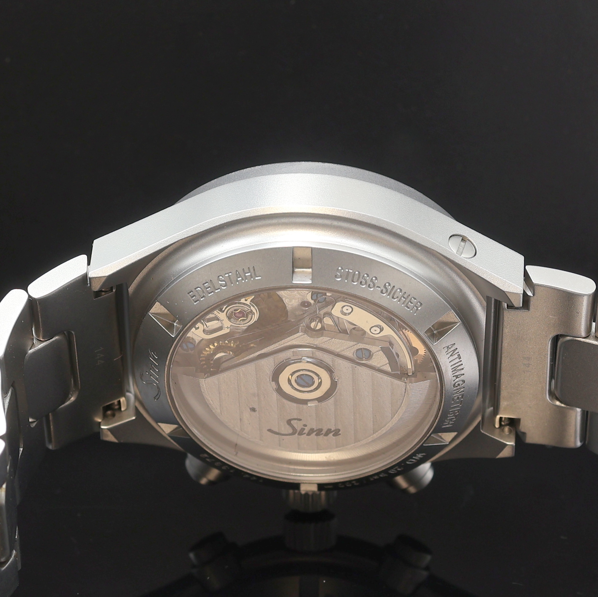 Detail e: SINN Armbandchronograph Referenz 144, Automatik, beids. vergl. Edelstahlgeh. inkl. orig. Gliederband m. Faltschl. und Tauchverlängerung, Boden u. ...