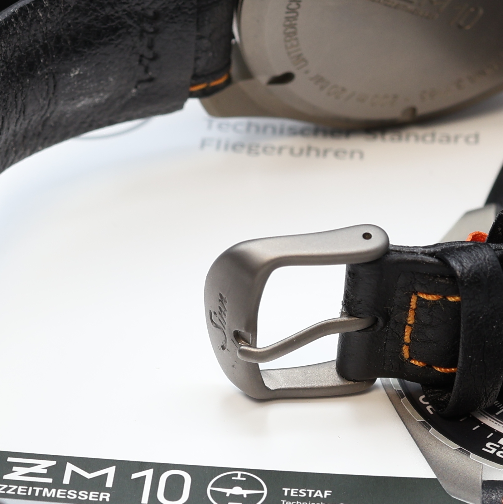 Detail b: SINN EZM 10 TESTAF Armbandchronograph Referenz 950, Automatik, Titangeh. inkl. orig. Lederband m. orig. Dornschl., Boden u. Krone verschr., ...