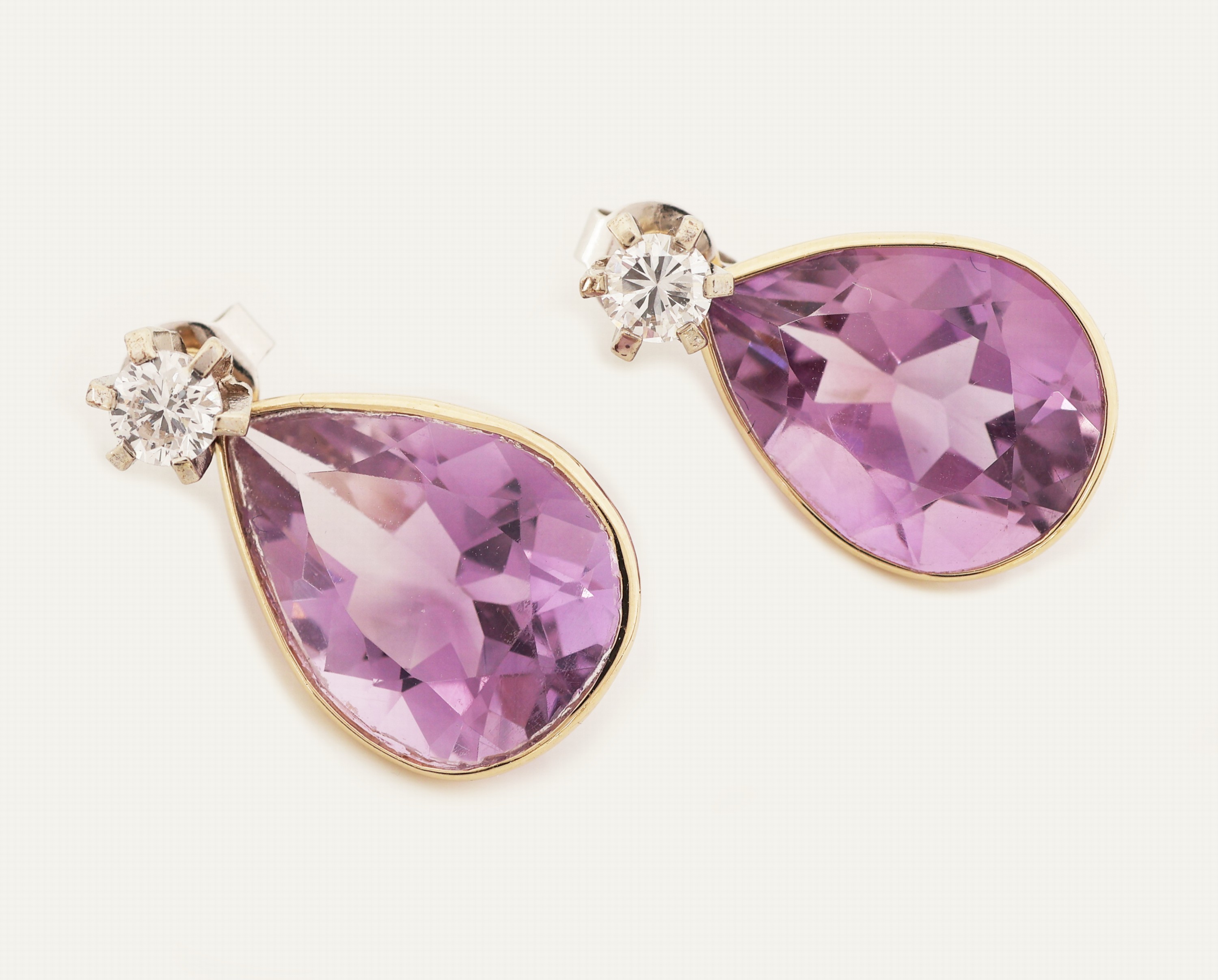 Image 27111997 - Paar 14 kt Gold Brillant-Ohrstecker mit Amethyst-Einhängern, WG/GG 585/000, 2 in ...