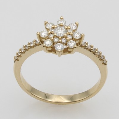 27111959a - Ring mit Brillanten, GG 585/000, Brill. z.T. in blütenförm. Ringkopf gef. zus. ca. ...