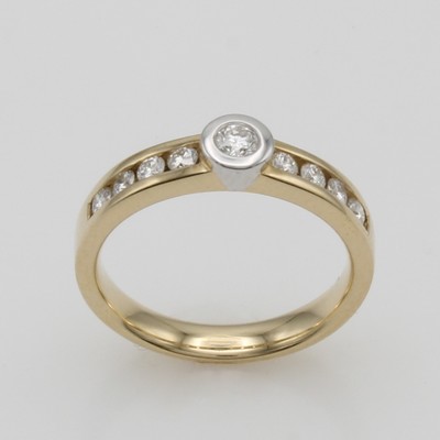 27111964a - Ring mit Brillanten, GG 585/000, z.T. rhod.,1 Brill. mittig gef. u. 8 Besatzbrill. in ...