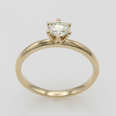 27111966a - Ring mit Brillantsolitär, GG 585/000, Brill.in 6er Krappenf. zus. ca. 0.50 ct ...