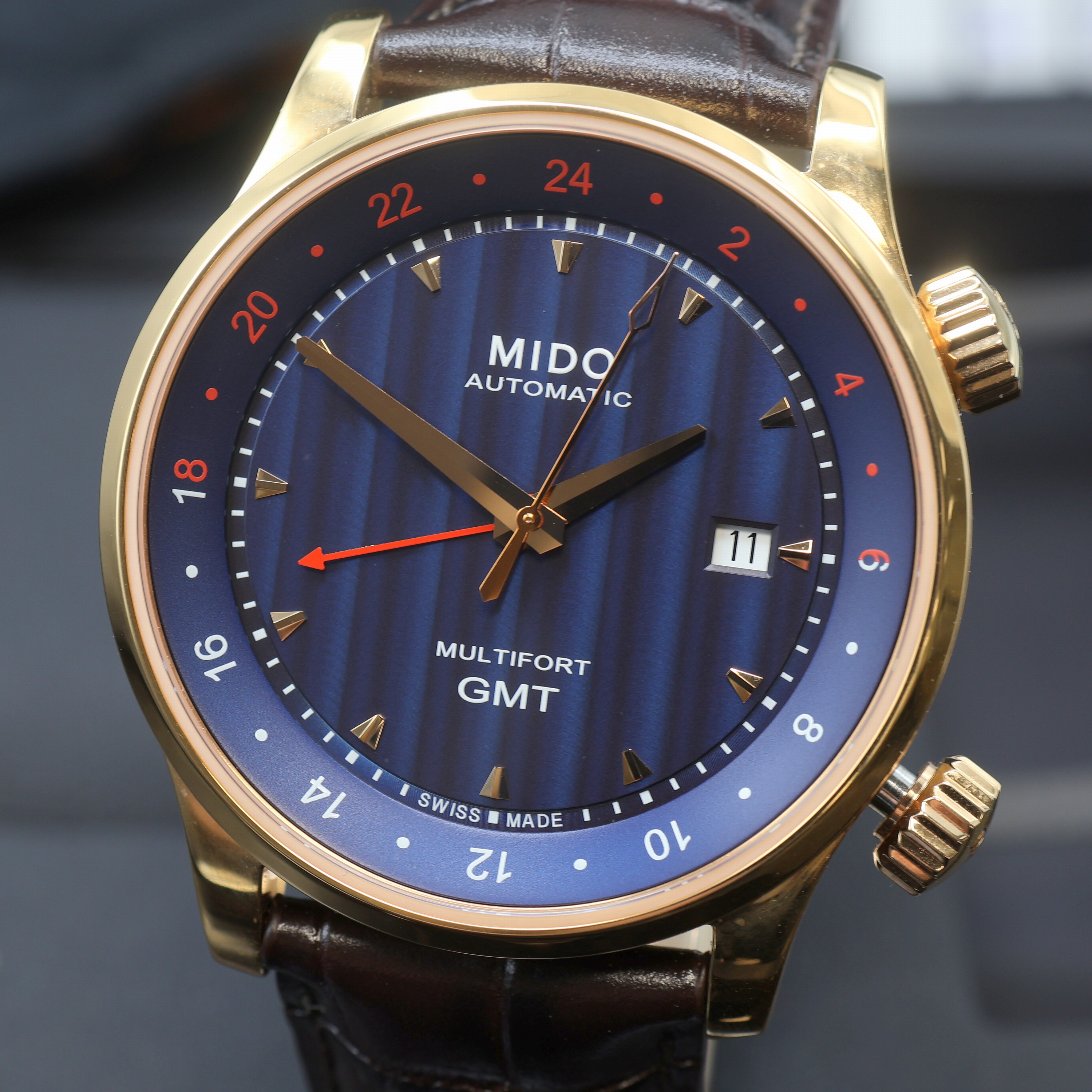 Detail a: MIDO Multifort GMT vergoldete Herrenarmbanduhr Referenz M005.929A, Schweiz um 2018, Automatik, beids. vergl. Geh. inkl. orig. Lederband m. dopp. ...