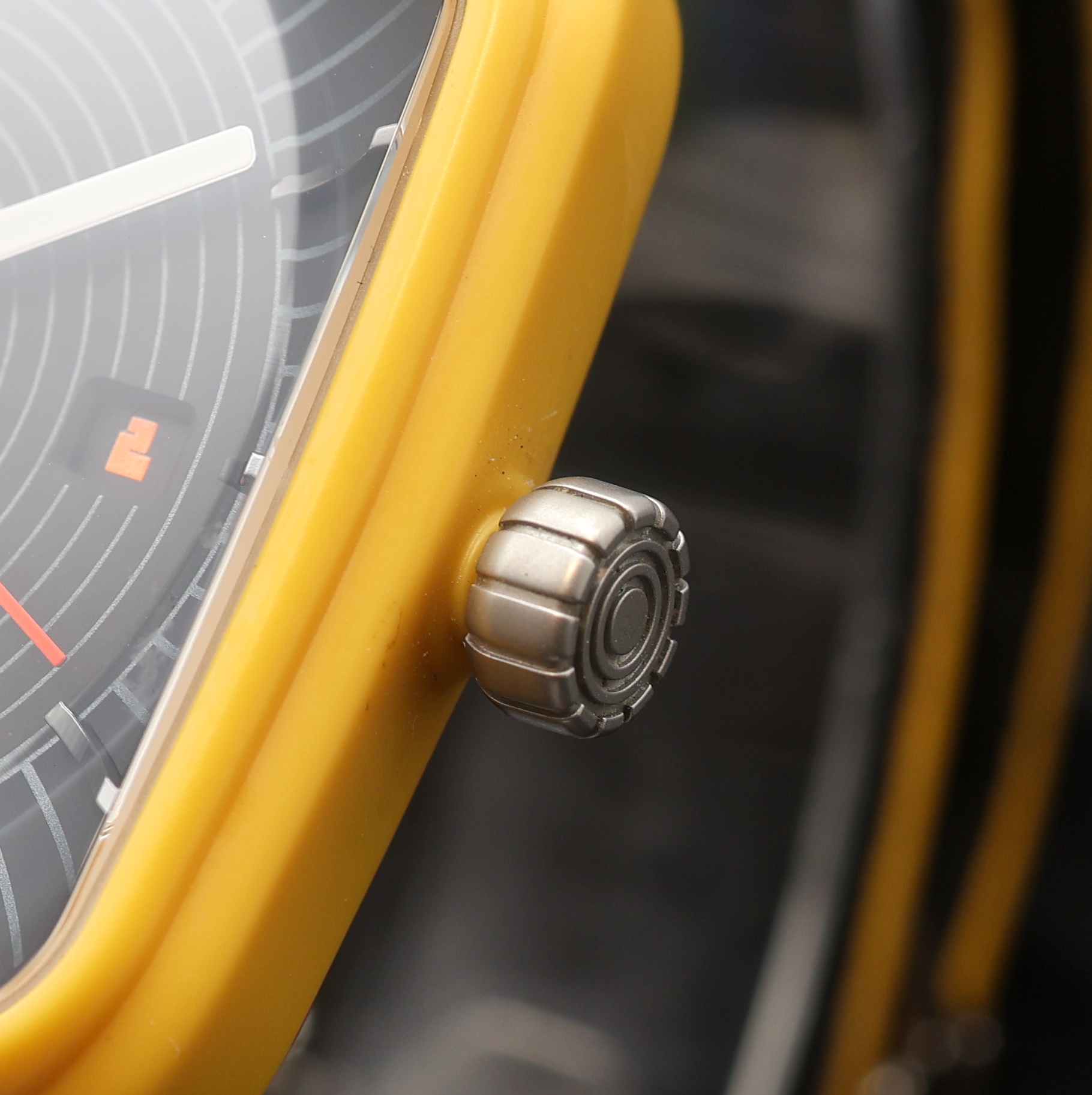 Detail b: RADO True Square x Tej Chauhan Designerarmbanduhr Referenz 763.6074.3.015, Automatik, gelbes Keramikgehäuse inkl. orig. Lederband m. PVD-besch. ...