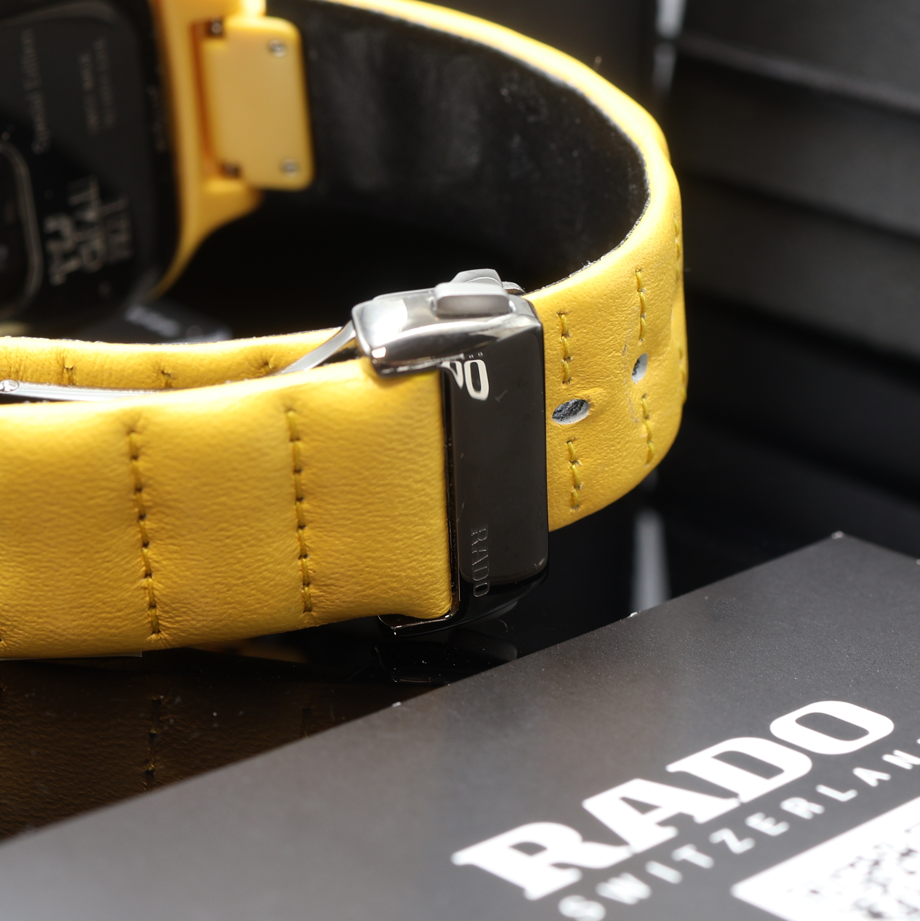 Detail c: RADO True Square x Tej Chauhan Designerarmbanduhr Referenz 763.6074.3.015, Automatik, gelbes Keramikgehäuse inkl. orig. Lederband m. PVD-besch. ...