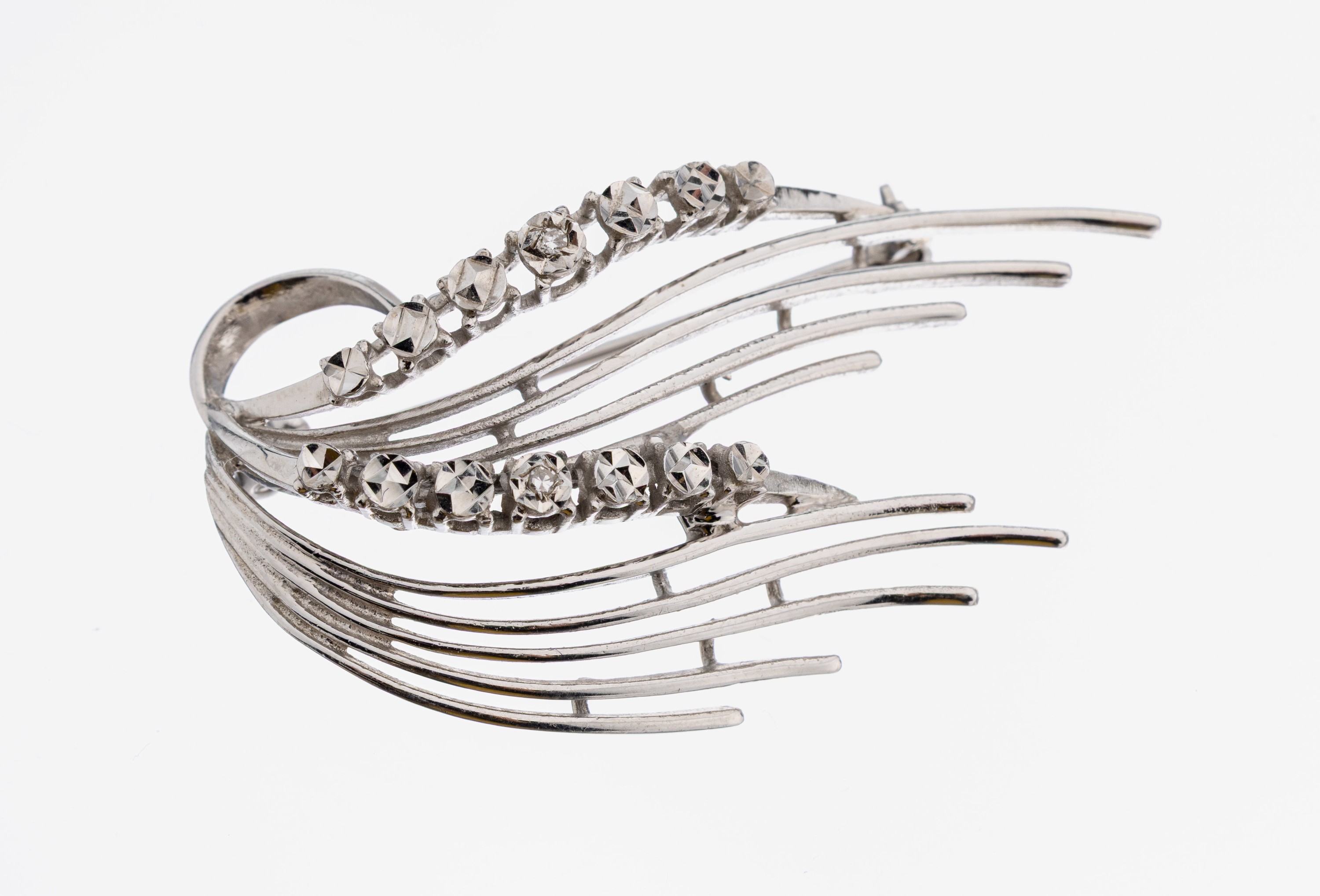 Image 27112112 - 14 kt gold diamond-brooch, 1960s , WG 585/000, curved, 2 8/8-diamonds total approx. 0.01 ...