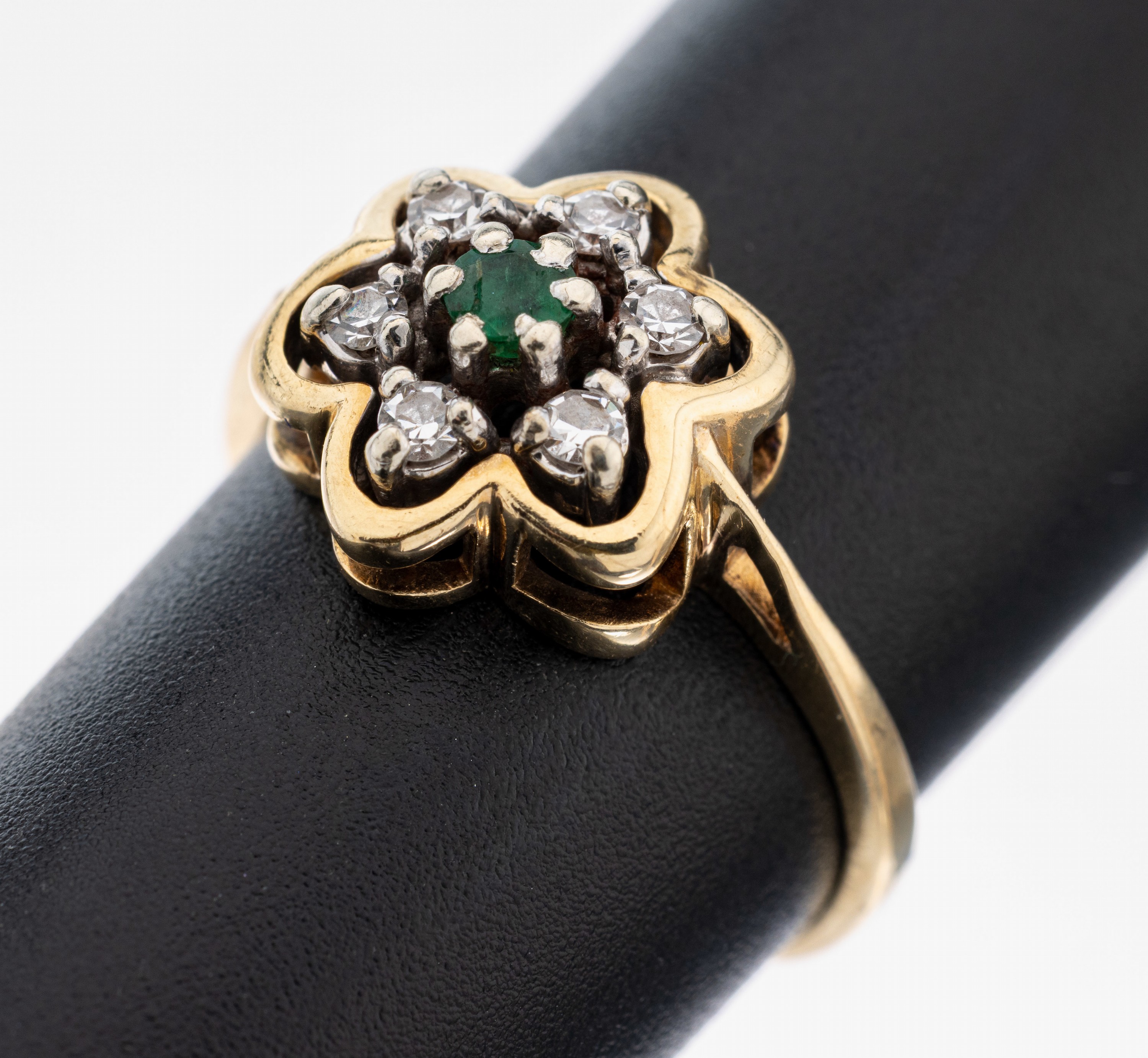 Image 27112119 - 14 kt Gold Smaragd-Diamant-Ring, GG/WG 585/000, blütenf. Ringkopf, mittig ...