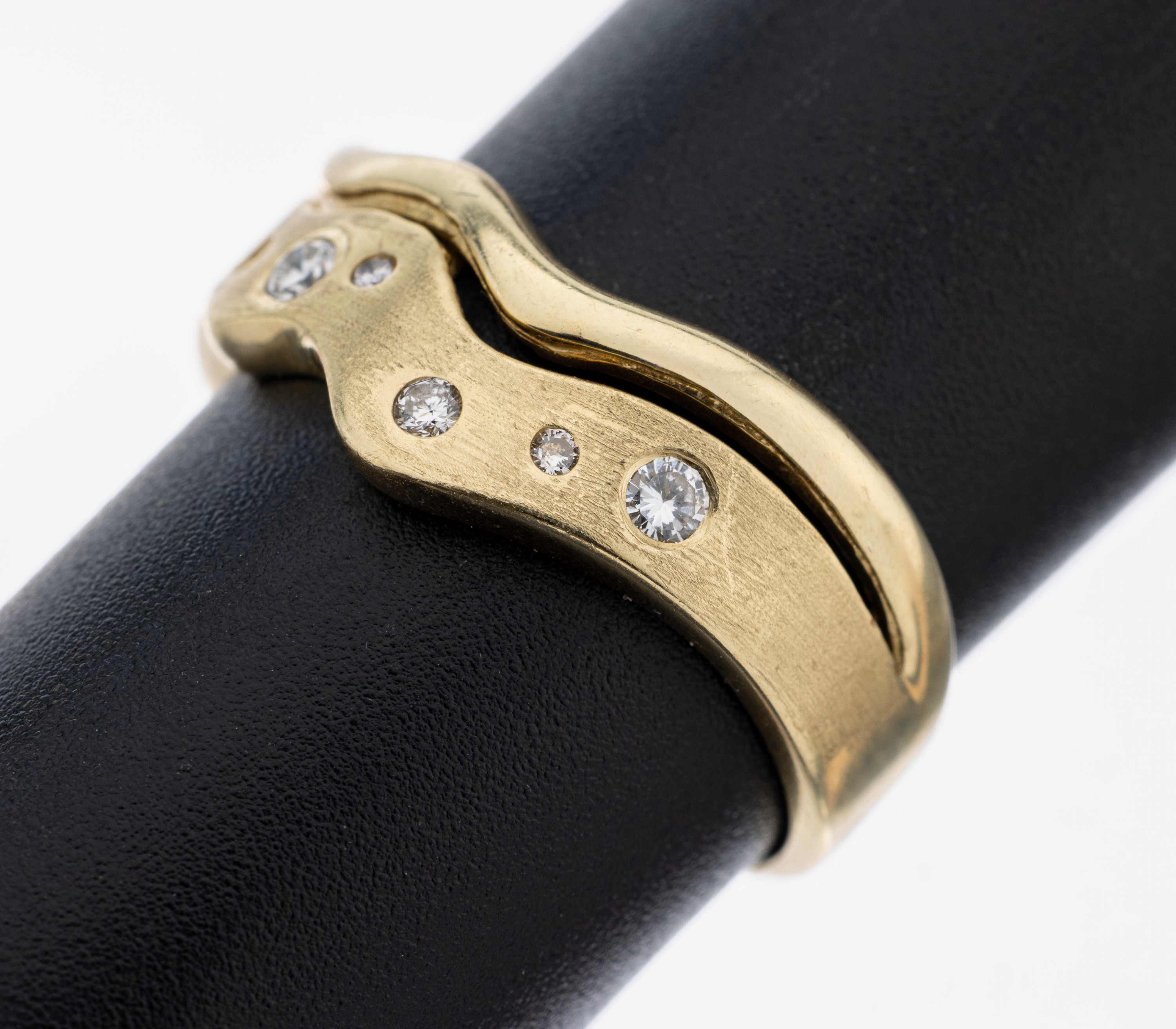Image 27112121 - 14 kt Gold Brillant-Ring, GG 585/000, part.sat., 6 Brillanten zus. ca. 0.06 ct (grav.) ...