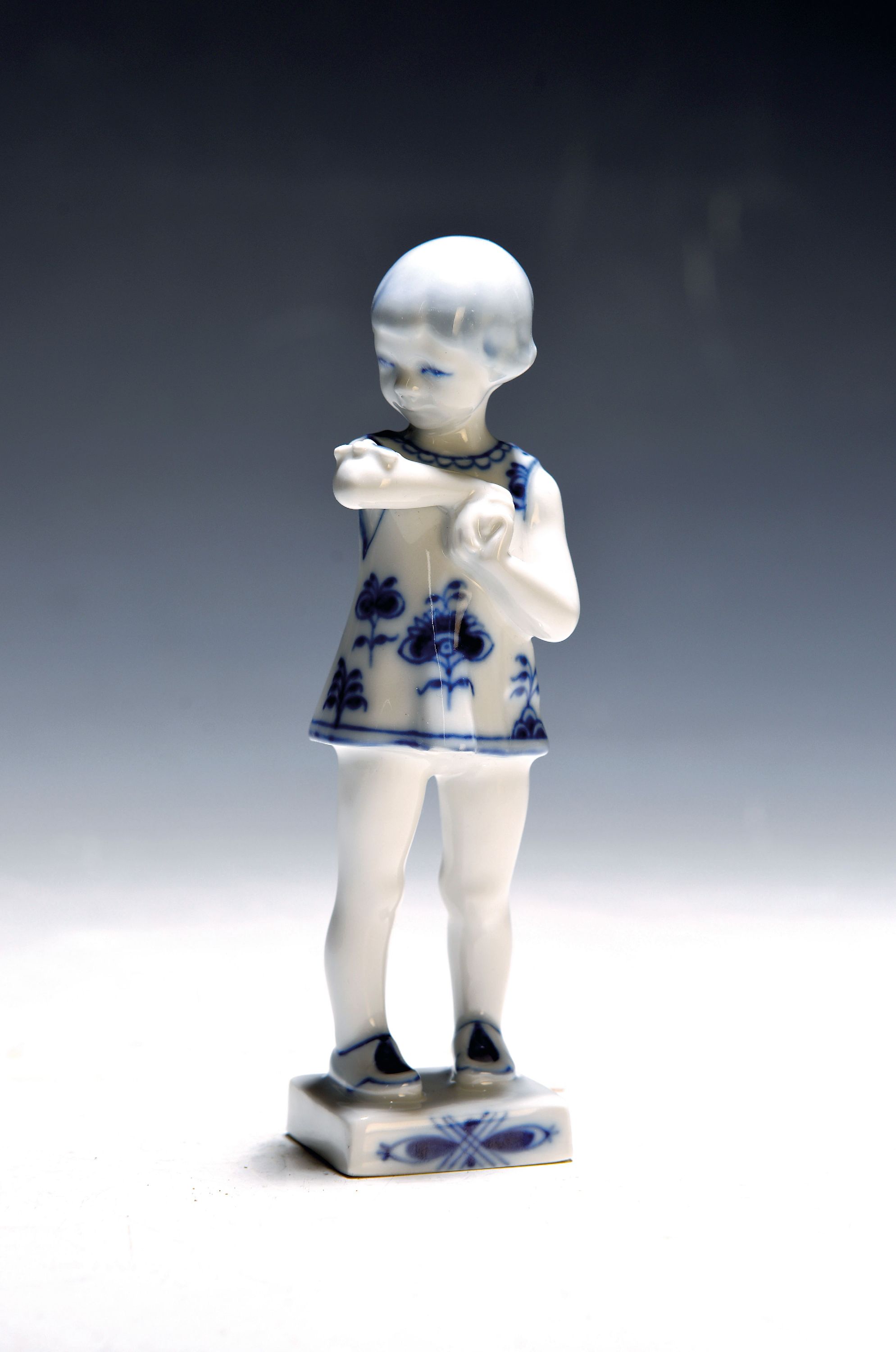 Image 27112138 - Porzellanfigur Mädchen mit Schmetterling, Hanne Varming (1939-2022) für Royal ...