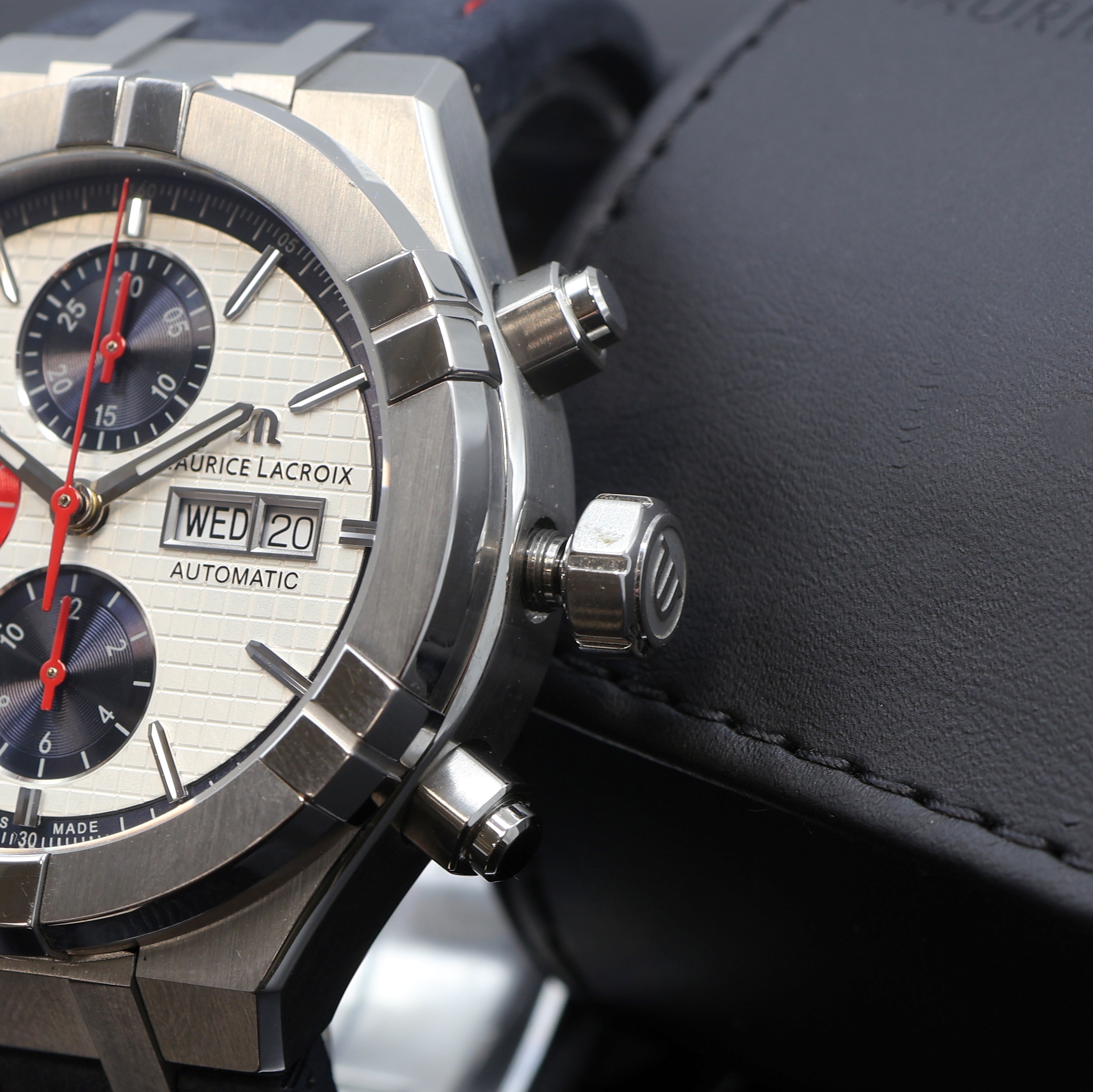Detail b: MAURICE LACROIX Aikon Special Edition Mahindra Racing Armbandchronograph Referenz AI6038, Automatik, Schweiz um 2023, beids. vergl. Edelstahlgeh. ...