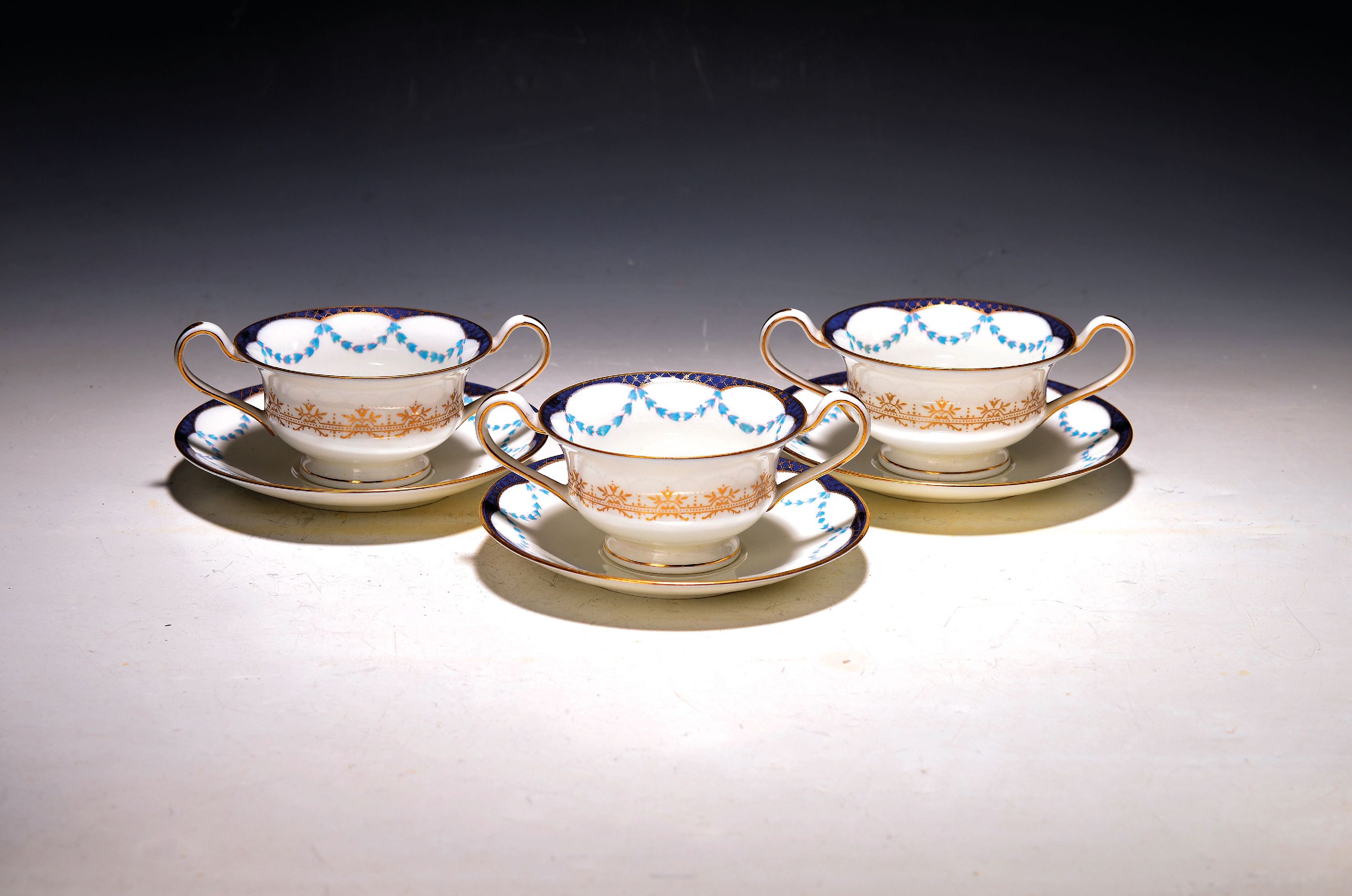Image 27112145 - 12 Gedecke Ribbon and Roses, Wedgwood, London, um 1900, Porzellan, farbiger Dekor mit ...