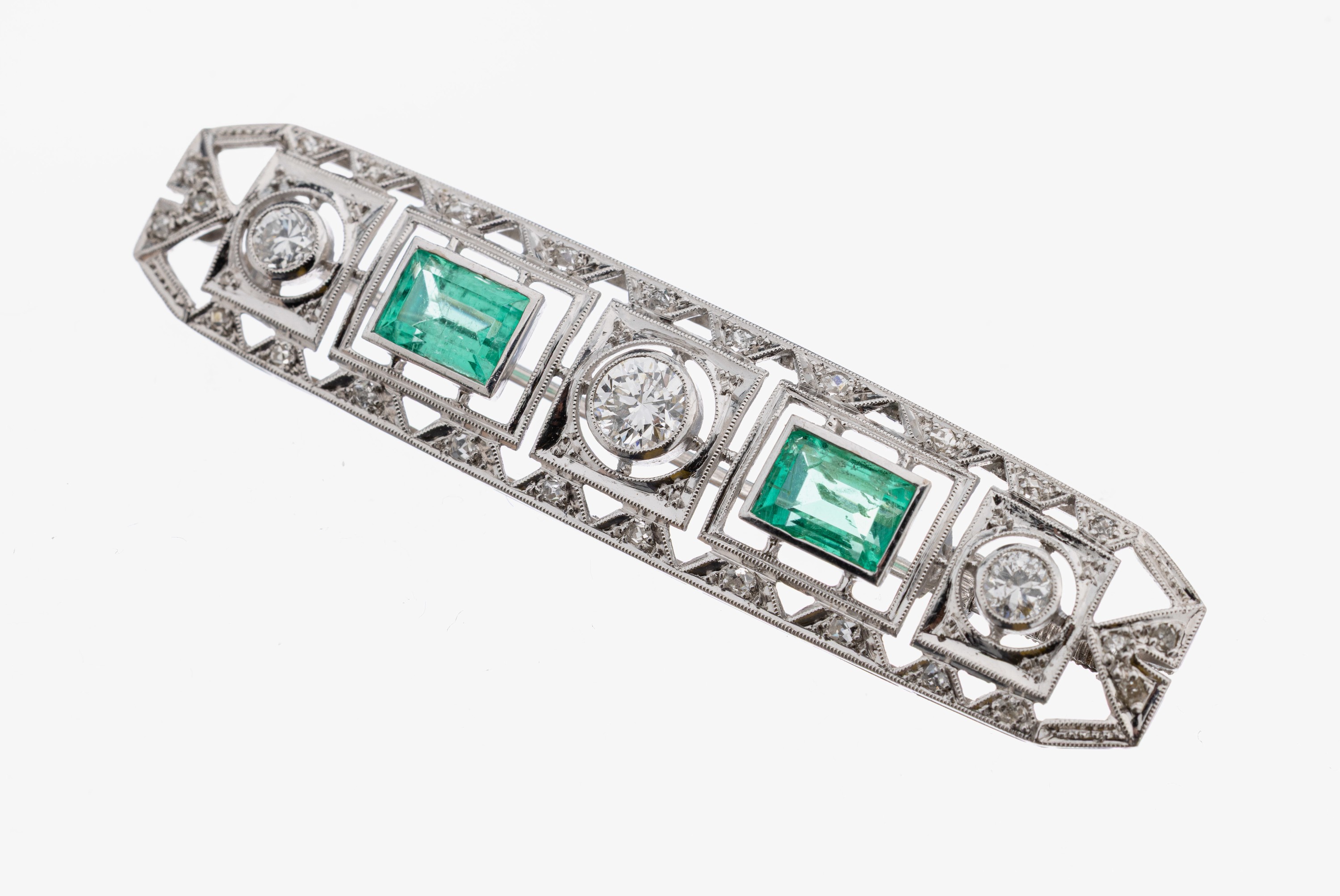 Image 27112169 - 18 kt Gold Art Deco Diamant-Smaragd-Brosche, um 1930, WG 750/000 gepr., qualitätvolle ...