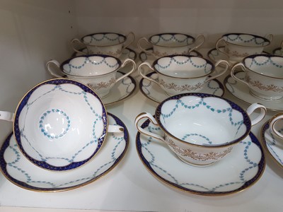 27112145a - 12 Gedecke Ribbon and Roses, Wedgwood, London, um 1900, Porzellan, farbiger Dekor mit ...