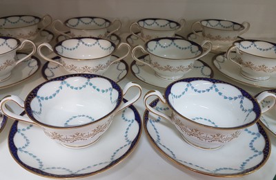 27112145b - 12 Gedecke Ribbon and Roses, Wedgwood, London, um 1900, Porzellan, farbiger Dekor mit ...